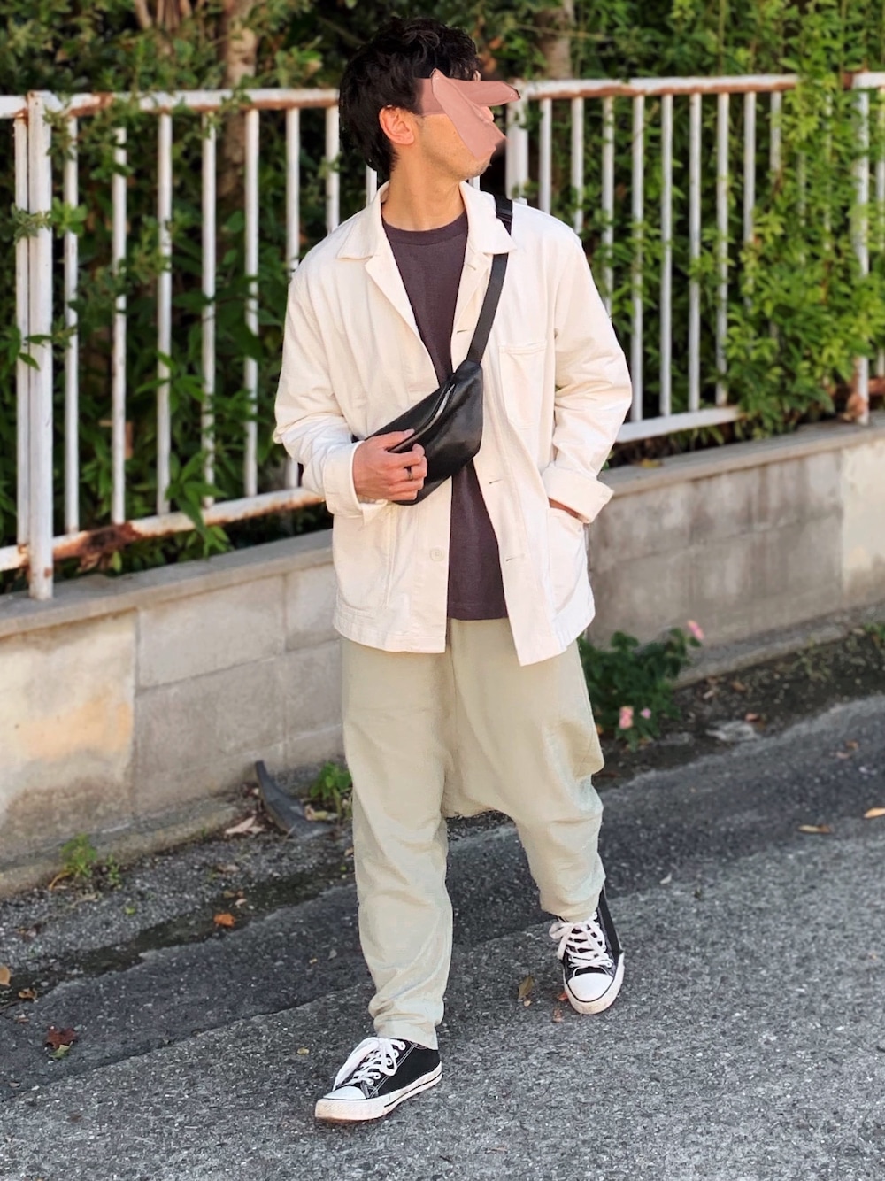「きれいめカジュアル、秋服、休日スタイル、サルエルパンツ、ウエストポーチ、低身長、プチプラ、スニーカーコーデ、UNIQLO、antiqua」｜「UNIQLOのウォッシュジャージーワークジャケット（ブルゾン、ホワイト系）」を使った、ともあき®さん（メンズ・167cm）の秋コーディネートの1枚目の写真