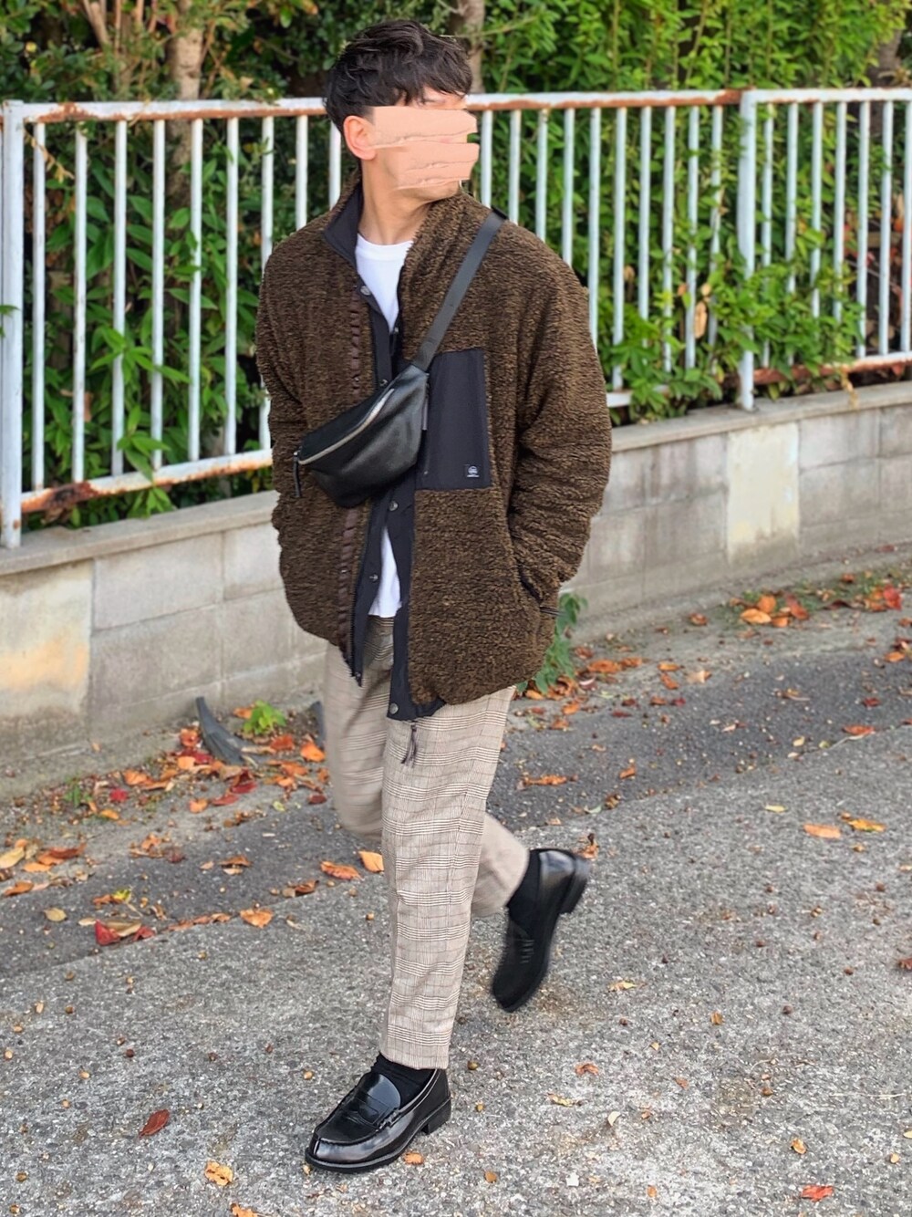 「ボアジャケット、ウエストポーチ、秋のコーデ、ローファー、スラックス、チェックパンツ、リバーシブル、低身長、ブラウン、ベージュ」｜「417 EDIFICEのアイテム（ブルゾン、ブラウン系）」を使った、ともあき®さん（メンズ・167cm）の秋コーディネートの1枚目の写真