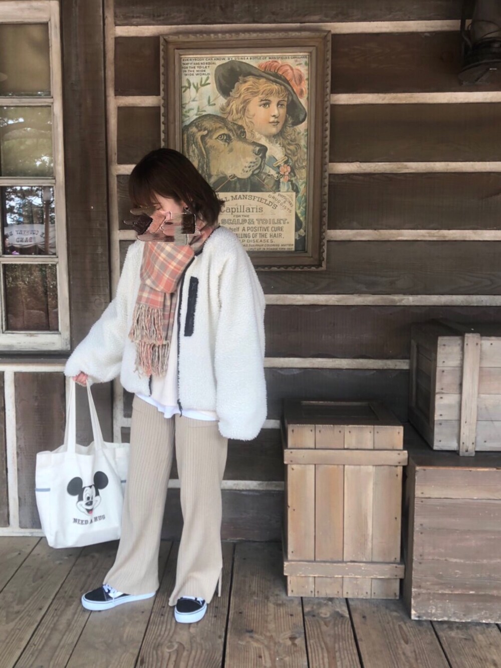 ホワイト系のブルゾン、ホワイト系のニット/セーター、ベージュ系のパンツを着用したレディースの冬コーディネートの1枚目の写真