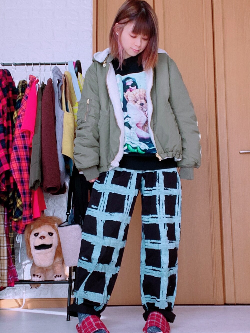 「おしゃれさんと繋がりたい、ロゴスウェット、ROYreflectoverjoy、LiSAッ子、ブラックコーデ、低身長」｜「ROYreflectoverjoyのアイテム（パンツ、ブラック系）」を使った、みにさん（レディース・145cm）の冬コーディネートの1枚目の写真