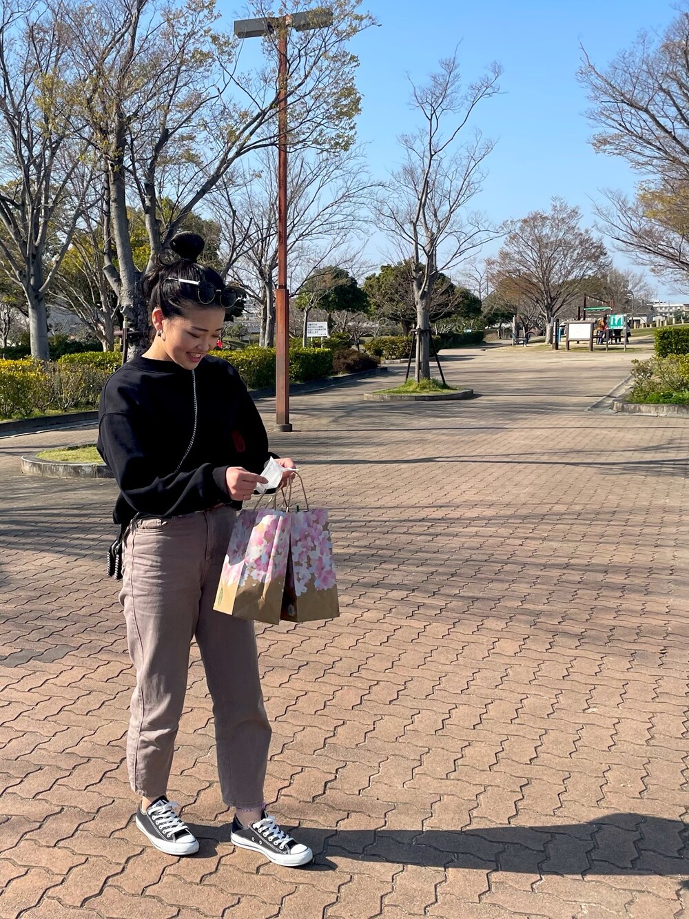 「大人カジュアル、カジュアルコーデ、シンプル、パンツスタイル、プチプラ、いいね、save、フォローお願いします🤑、おしゃれさんと繋がりたい、いいね返し、大人ガーリー」｜「GUのモックネックスウェット(長袖)（トップス、ブラック系）」を使った、manapiiiさん（レディース・161cm）の春コーディネートの1枚目の写真