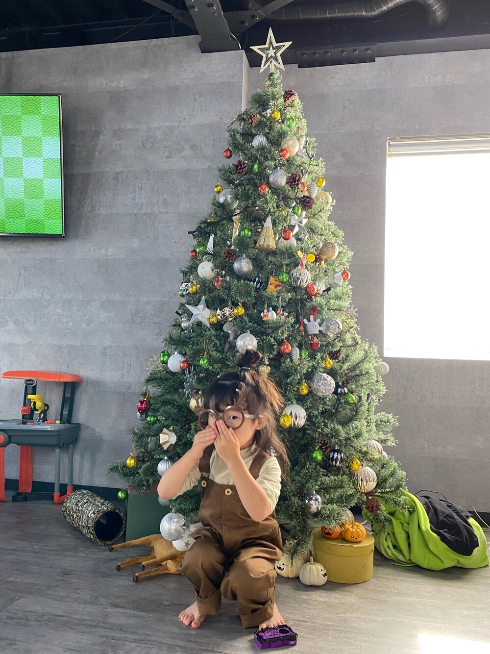 「クリスマス、オーバーオール、お団子ヘアー、女の子、3歳、ワントーンコーデ、茶色、ブラウン」｜「UNIVERSAL OVERALLの【UNIVERSAL OVERALL/ユニバーサルオーバーオール】サロペット（サロペット/オーバーオール、ブラウン系）」を使った、nano615さん（キッズ・90cm）の冬コーディネートの1枚目の写真