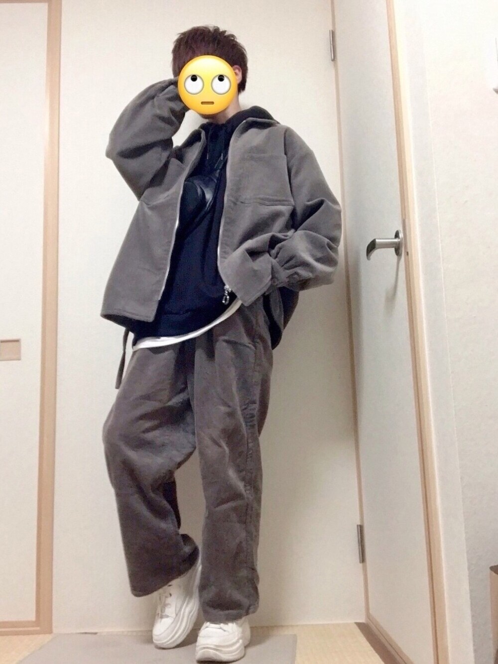 グレー系のブルゾン、グレー系のその他パンツ、ブラック系のクラッチバッグを着用したメンズの春コーディネートの1枚目の写真