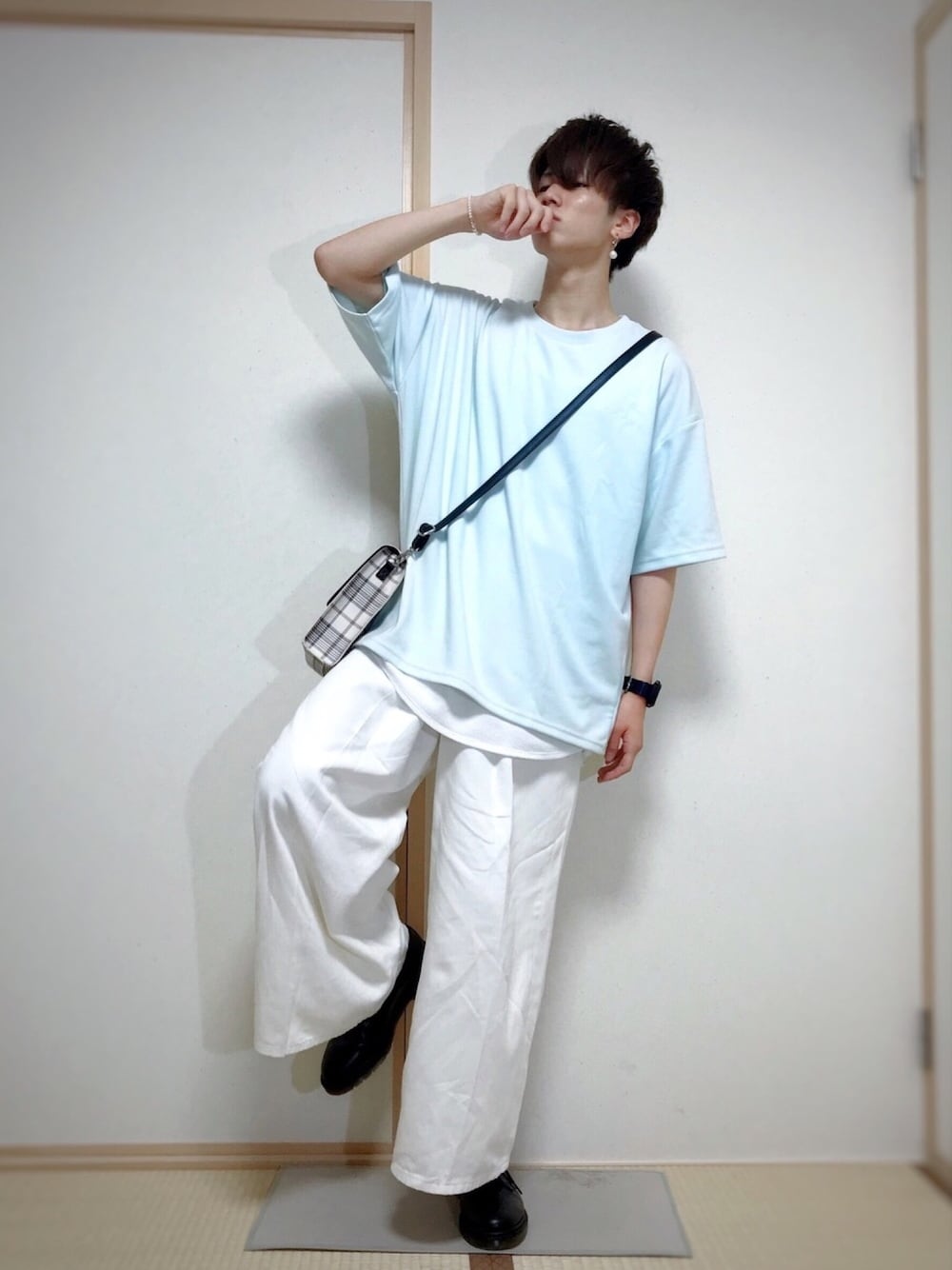 グリーン系のTシャツ/カットソー、ホワイト系のトップス、ブラック系のドレスシューズを着用したメンズの春コーディネートの1枚目の写真