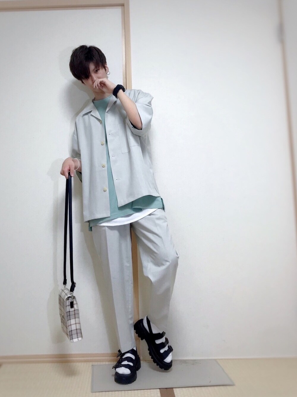 その他のパンツ、その他のトップス、グリーン系のトップスを着用したメンズの春コーディネートの1枚目の写真