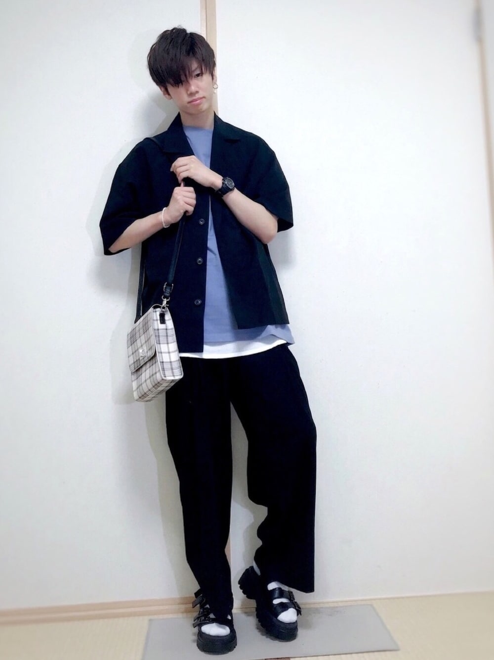 その他のトップス、ブルー系のTシャツ/カットソー、ホワイト系のトップスを着用したメンズの春コーディネートの1枚目の写真