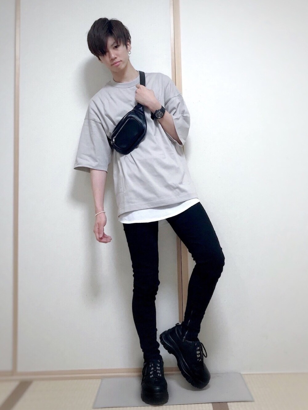 グレー系のTシャツ/カットソー、ホワイト系のトップス、ブラック系のデニムパンツを着用したメンズの夏コーディネートの1枚目の写真