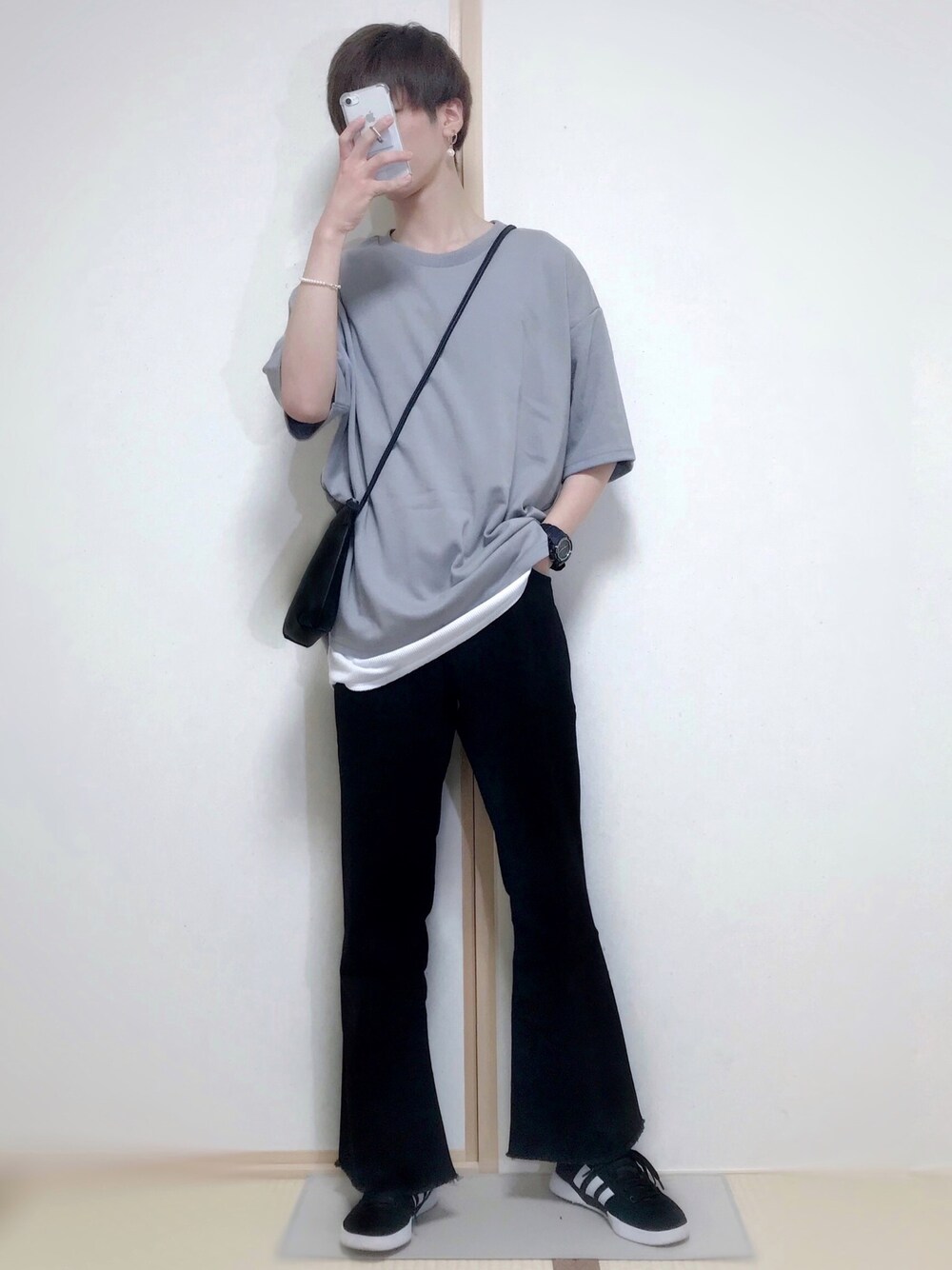 グレー系のTシャツ/カットソー、ホワイト系のトップス、ブラック系のスニーカーを着用したメンズの夏コーディネートの1枚目の写真