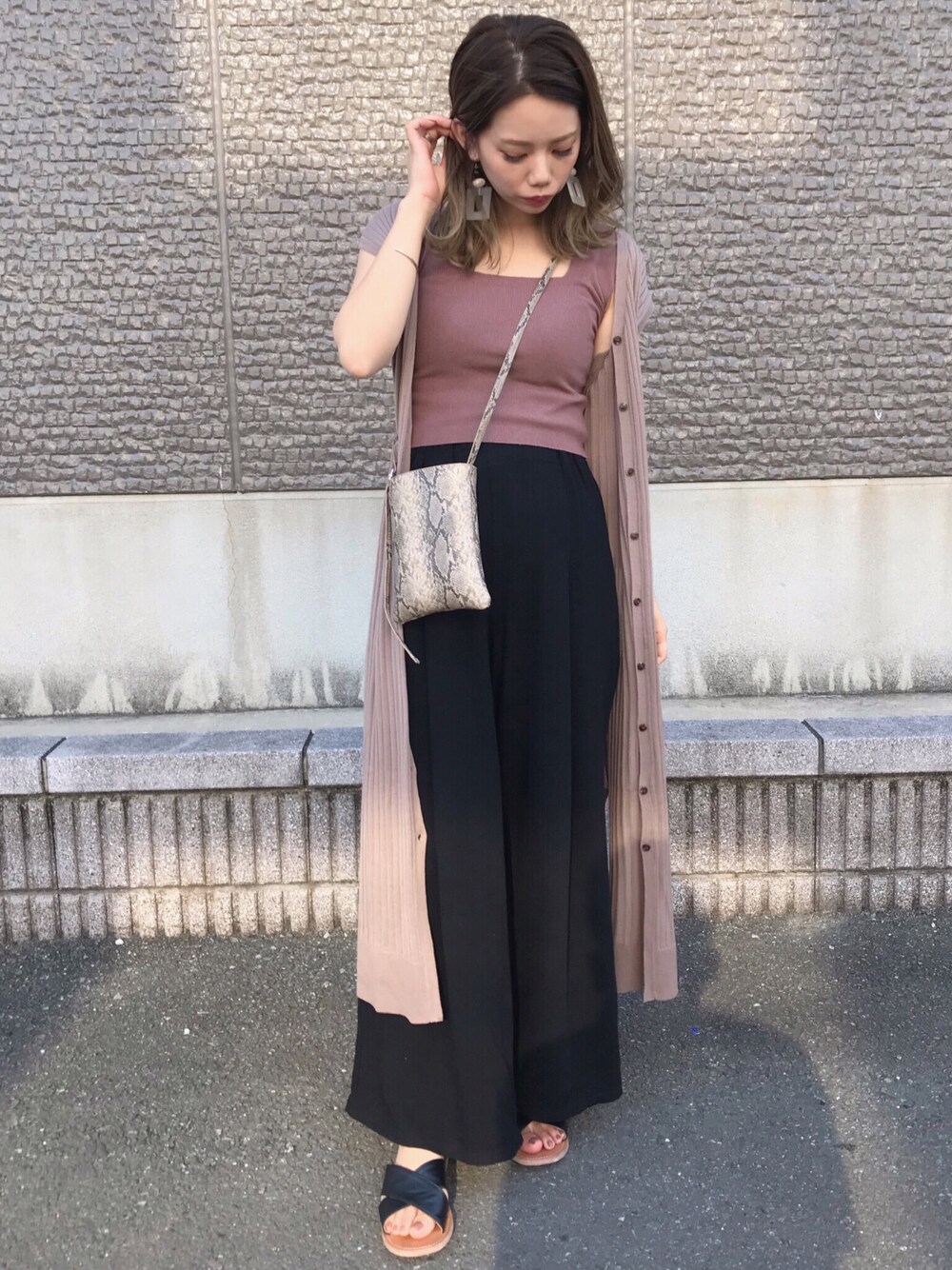 ブラウン系のタンクトップ、ベージュ系のその他パンツ、ブラック系のサンダルを着用したレディースの夏コーディネートの1枚目の写真