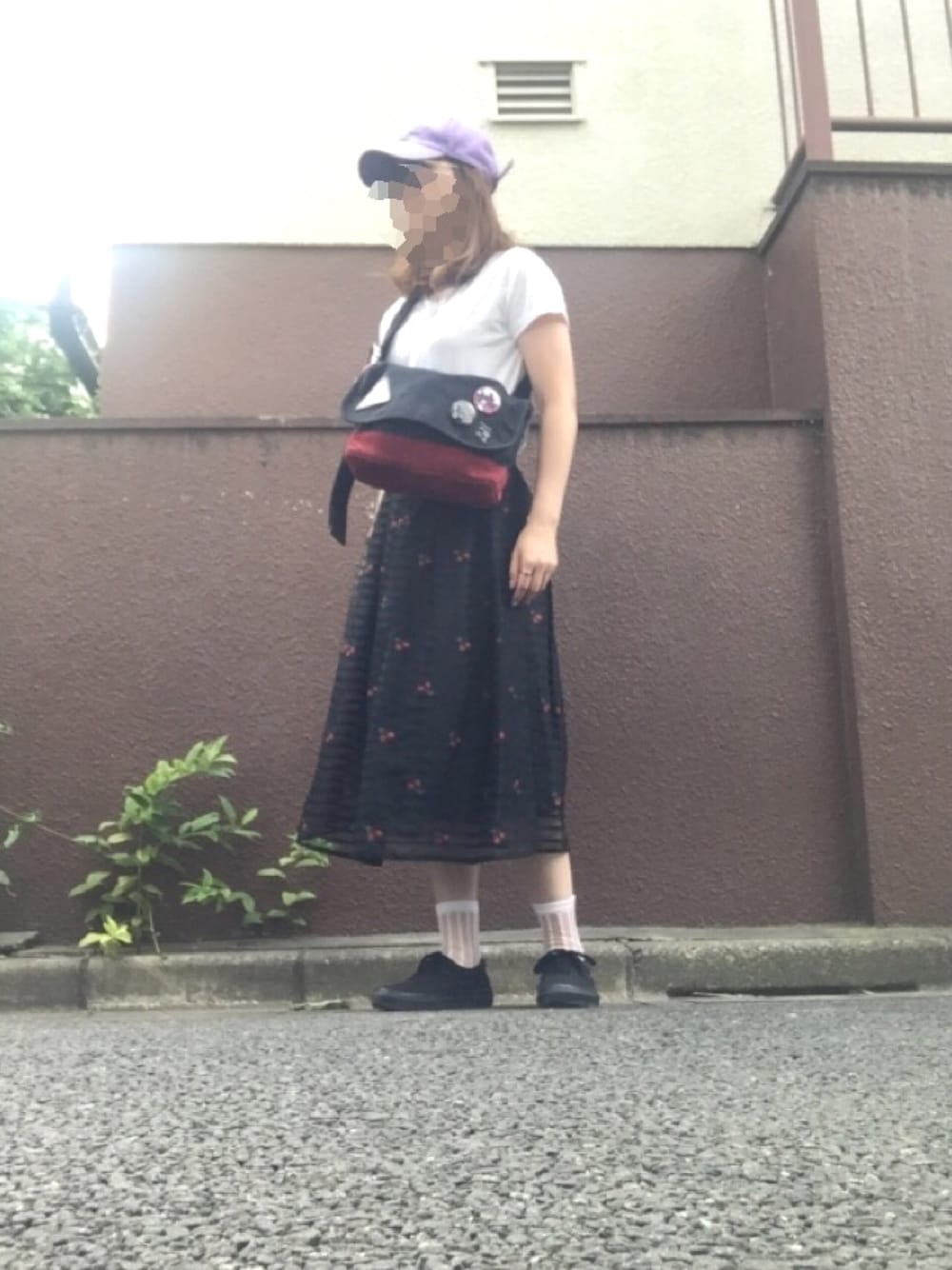 「ガーリーカジュアル、夏、Tシャツ、オタクコーデ、妄想コーデ、スカート×スニーカー、ゆるコーデ」｜「CHILD WOMANのチェリーボーダージャガード　タックスカート（スカート、ブラック系）」を使った、タカコさん（レディース・158cm）の夏コーディネートの1枚目の写真