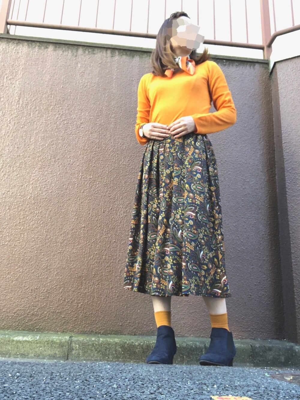 「秋のコーデ、ハロウィン、オレンジ、ペイズリー、きれいめカジュアル、スカーフ、秋冬コーデ、レトロ、ニット、wearhalloween2018」｜「SHIPSのアイテム（スカート、グリーン系）」を使った、タカコさん（レディース・158cm）の秋コーディネートの1枚目の写真