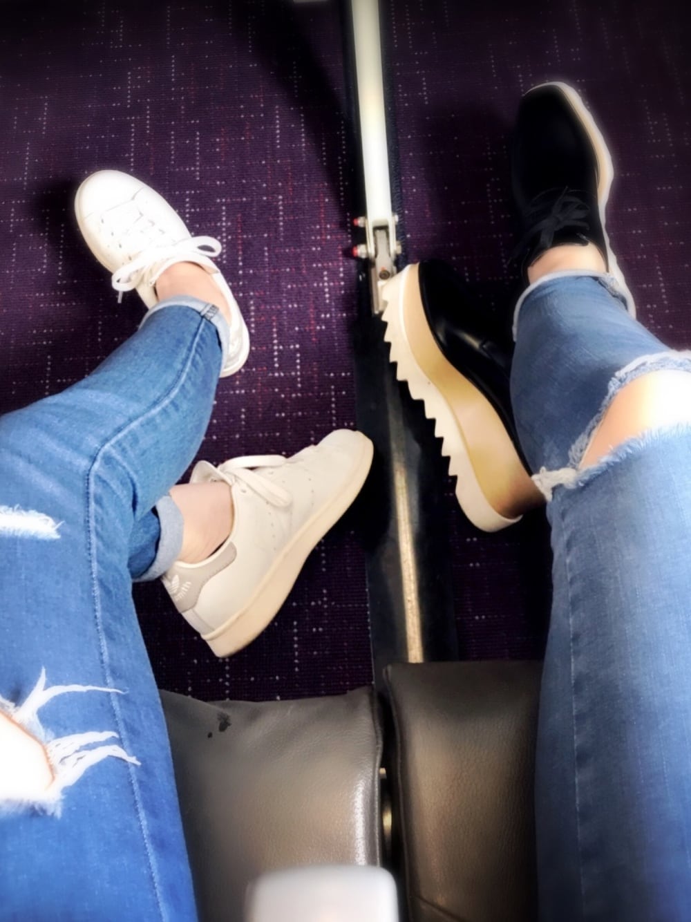 「ootd、休日コーデ、旅行、ootdhk、hk、hkgirl、Japan、TOKYO、158cm、いいね、save、フォローお願いします🤑、古着好きな人と繋がりたい、denim、飛機上」｜「adidasのBEAUTY&YOUTH スタンスミス / Stan Smith / アディダスオリジナルス adidas Originals スニーカー（スニーカー、ホワイト系）」を使った、C🕊️さん（レディース・159cm）の秋コーディネートの1枚目の写真