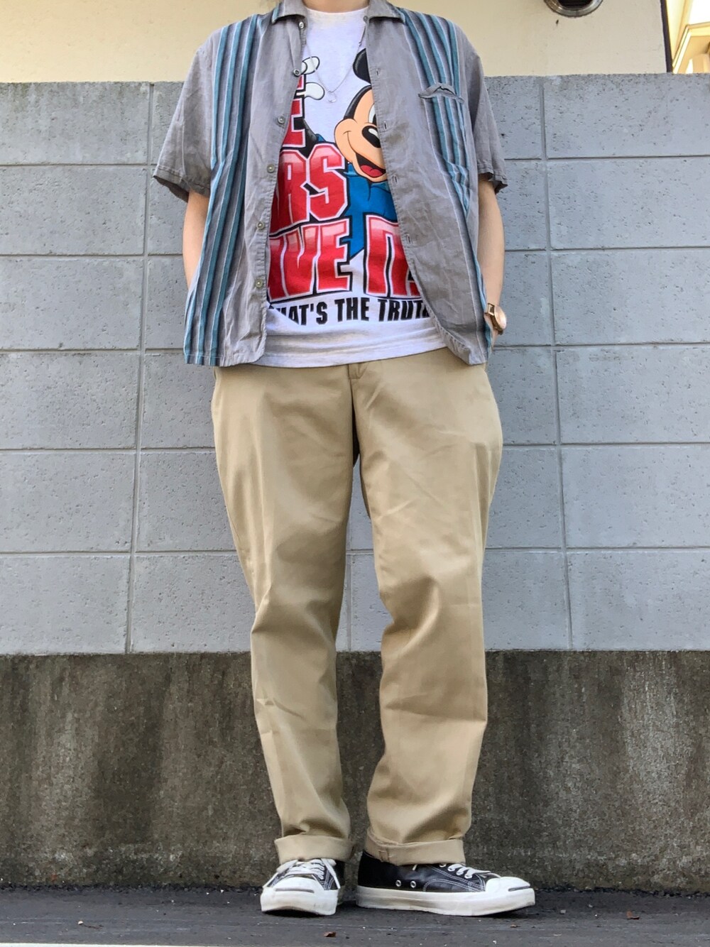 グレー系のシャツ/ブラウス、グレー系のTシャツ/カットソー、ベージュ系のチノパンツを着用したメンズの秋コーディネートの1枚目の写真