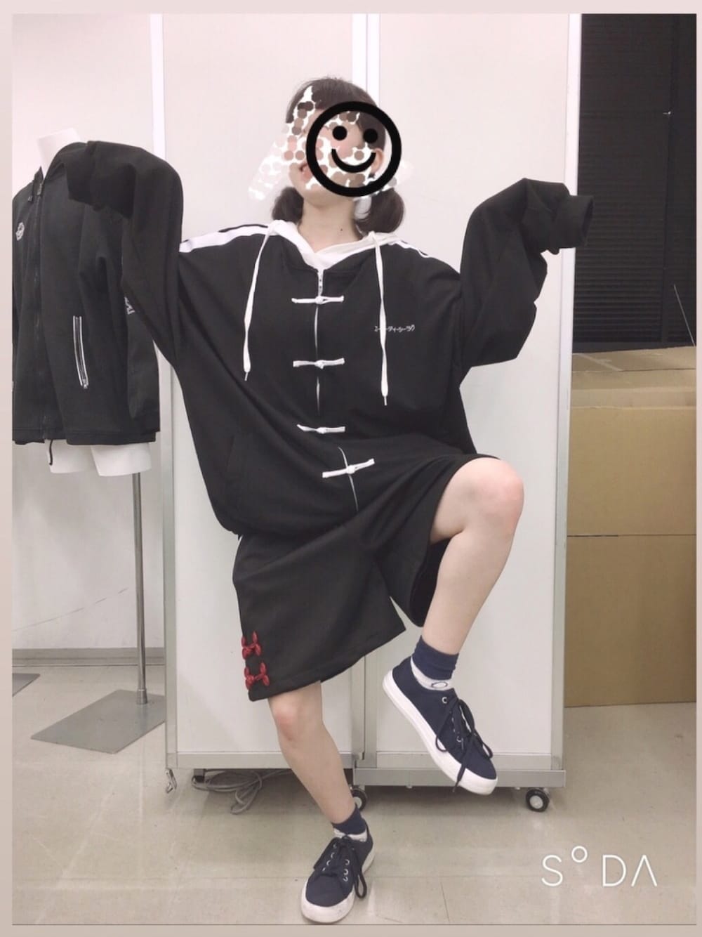 ブラック系のブルゾン、ブラック系のスラックス、ブラック系のスニーカーを着用したレディースの春コーディネートの1枚目の写真