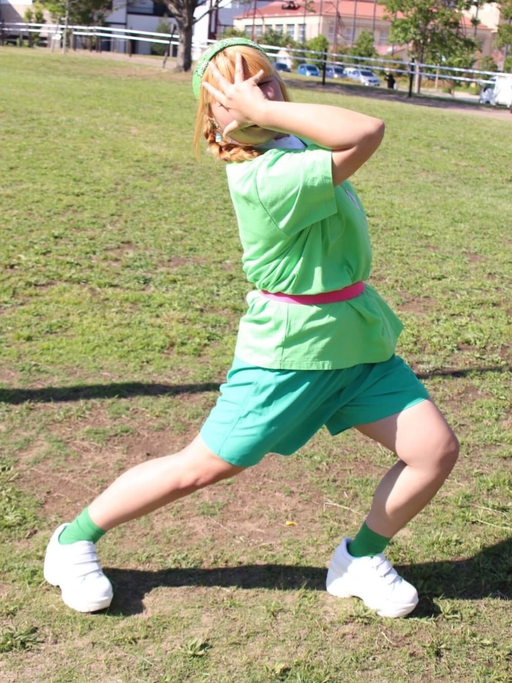 グリーン系のTシャツ/カットソー、グリーン系のパンツ、ホワイト系のスニーカーを着用したレディースの夏コーディネートの1枚目の写真