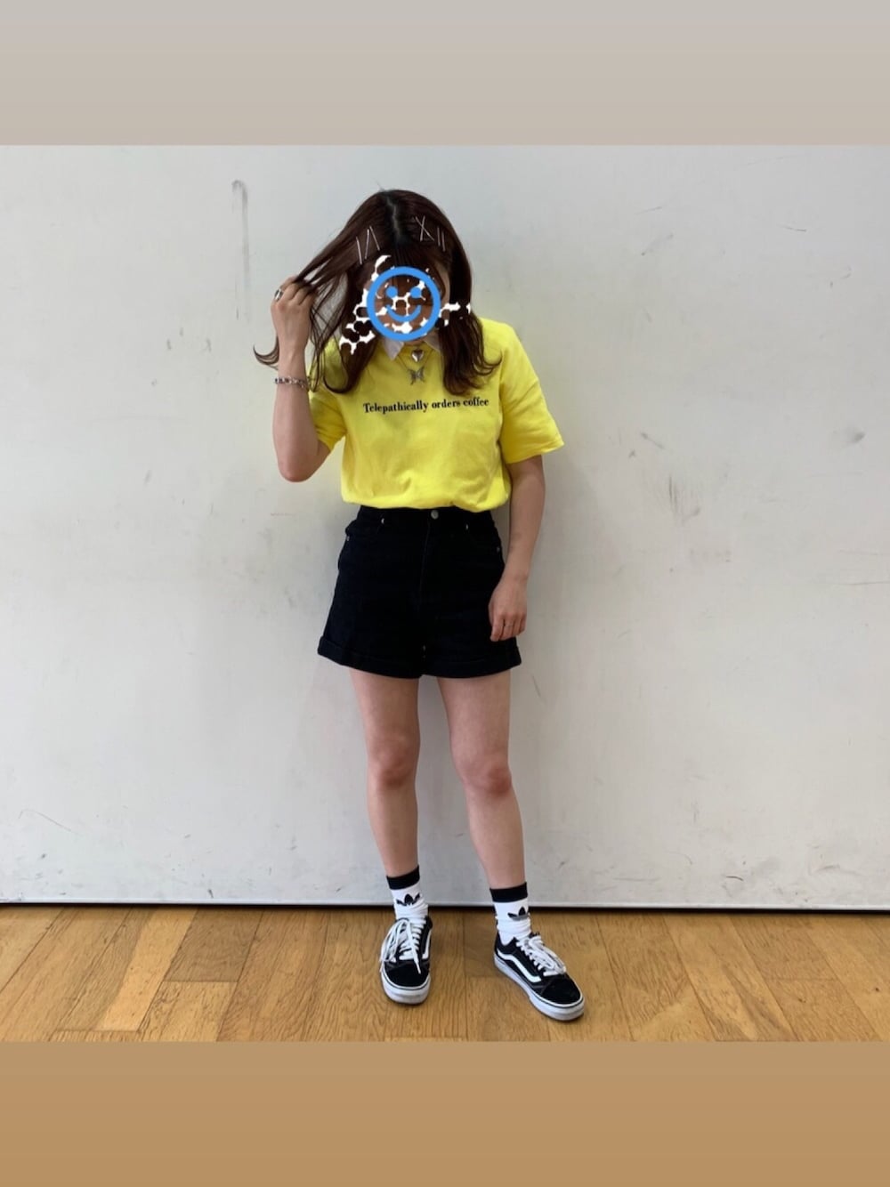 イエロー系のTシャツ/カットソー、ブラック系のパンツ、ブラック系のスニーカーを着用したレディースの夏コーディネートの1枚目の写真