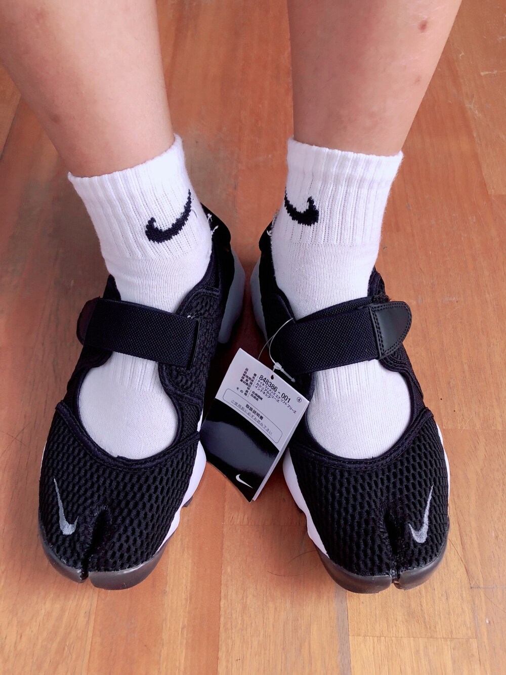 「airrift、Taiwan」｜「NIKEのアイテム（スニーカー、ブラック系）」を使った、April Wuさん（レディース・165cm）の春コーディネートの1枚目の写真