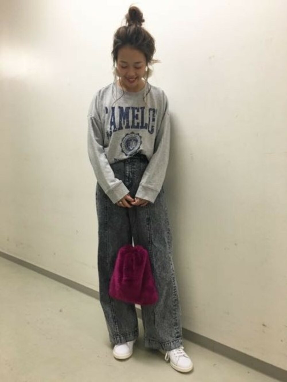 「カジュアル、JEANASiS、ジーナシス、ワイドパンツ、ロゴスウェット、ケミカルウォッシュ、ファー小物、秋コーデ」｜「JEANASISのリメイクウラケプルオーバー/770464（スウェット、グレー系）」を使った、SAAYANさん（レディース・166cm）の秋コーディネートの1枚目の写真