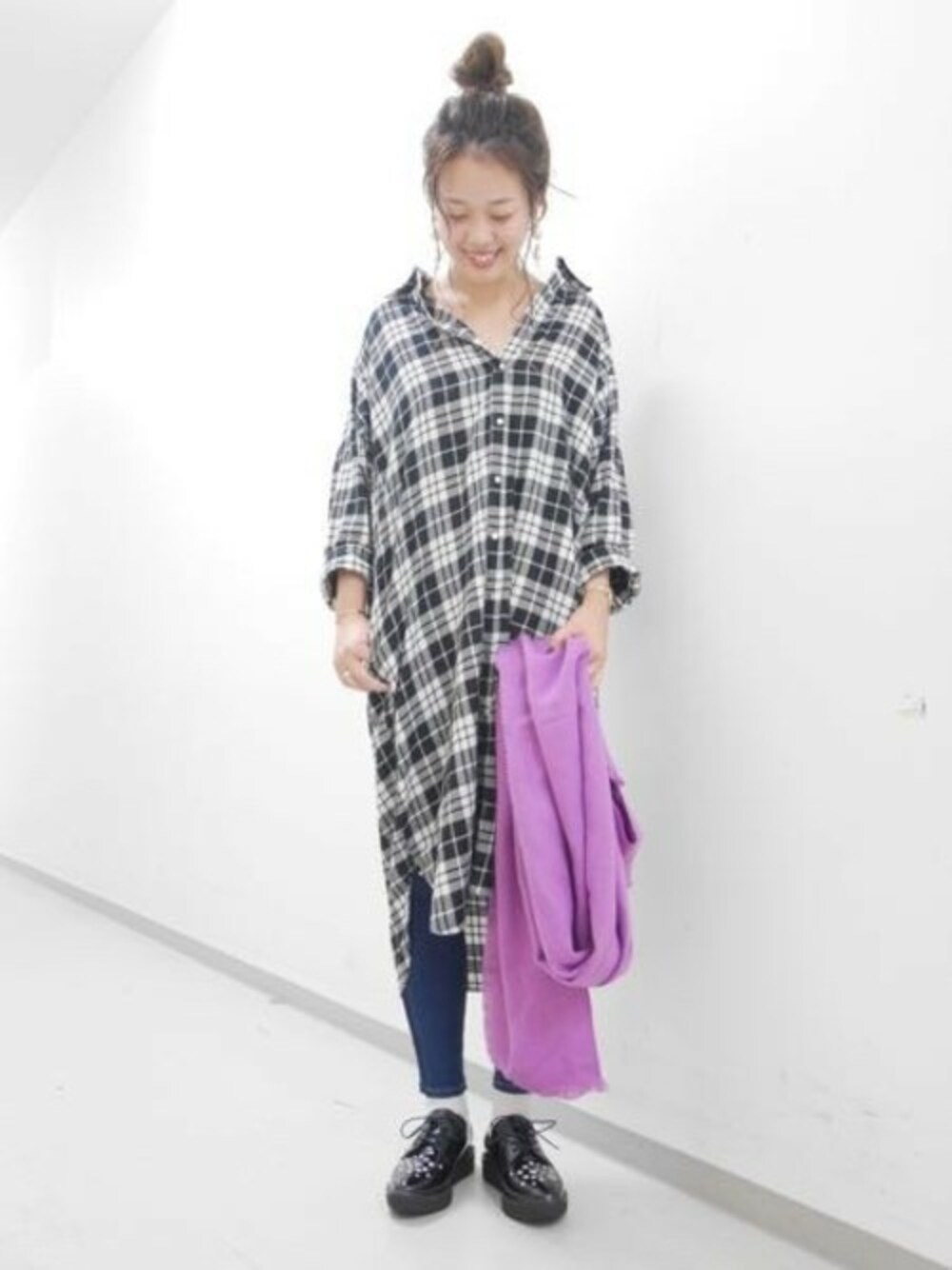 「チェックシャツ、JEANASiS、ジーナシス、チェックワンピース、スキニーデニム、マニッシュシューズ」｜「JEANASISのシャギーチェックシャツワンピース/772316（シャツワンピース、ブラック系）」を使った、SAAYANさん（レディース・166cm）の秋コーディネートの1枚目の写真