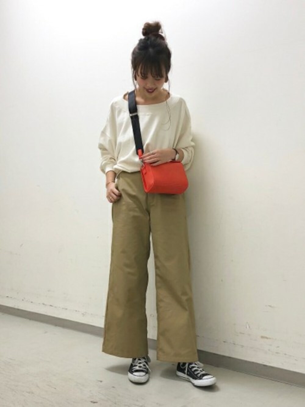 「スウェット、チノパン、ベージュ、JEANASiS、ジーナシス、オレンジ、ワイドパンツ、春コーデ」｜「JEANASISのバックレースアップウラケプルオーバー/781284（スウェット、ホワイト系）」を使った、SAAYANさん（レディース・166cm）の冬コーディネートの1枚目の写真