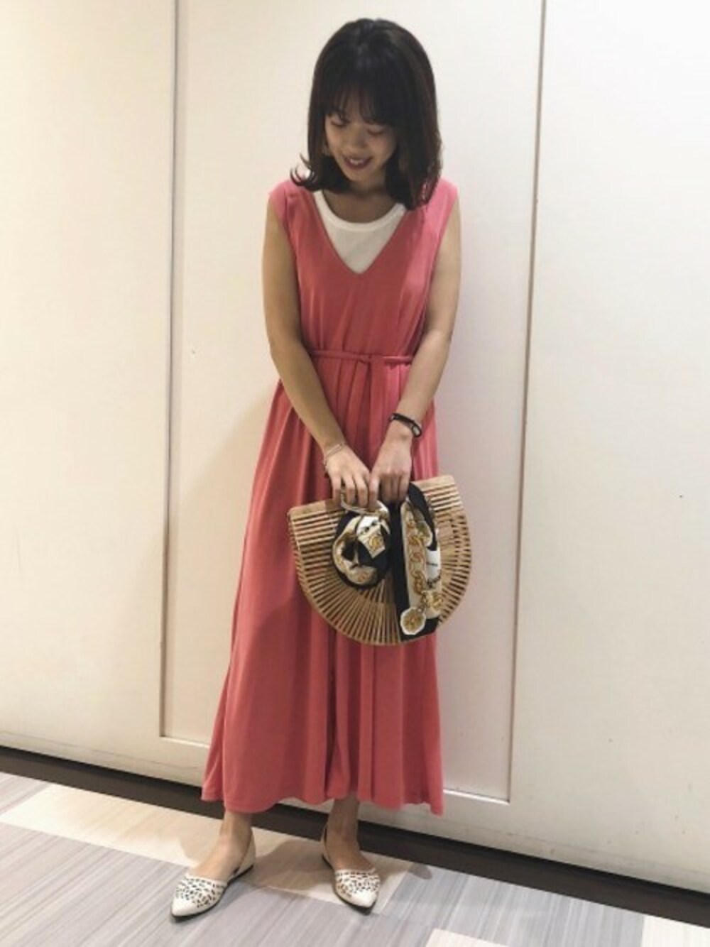 「サロペット、Vネック、JEANASiS、フラットシューズ、ジーナシス、スカーフ、サマースタイル、初夏、ラウンドバッグ、バンブーバック」｜「JEANASISのサンドウォッシュVサロペ/796177（サロペット/オーバーオール、レッド系）」を使った、SAAYANさん（レディース・166cm）の春コーディネートの1枚目の写真
