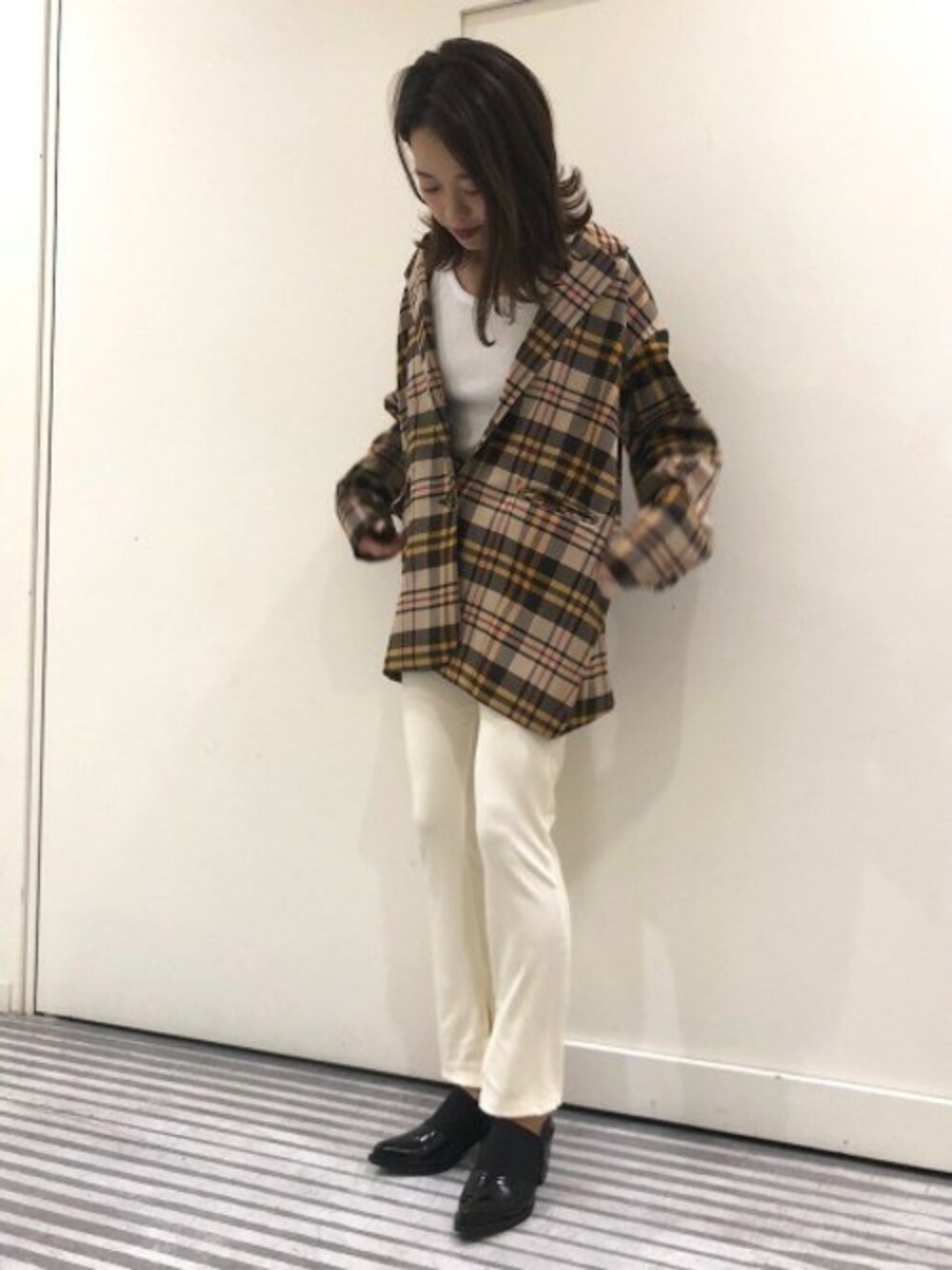 「チェック、ブラック、ホワイト、リブパンツ、JEANASiS、ジーナシス、ブラウン、カジュアルモード、ルーズシルエット」｜「JEANASISのチェックオーバーテーラードジャケット/803837（テーラードジャケット、ブラウン系）」を使った、SAAYANさん（レディース・166cm）の秋コーディネートの1枚目の写真