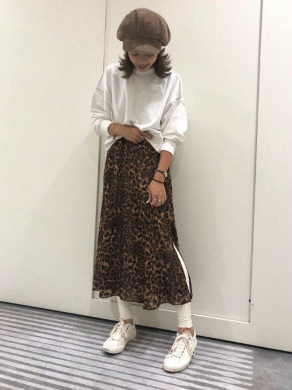 「スウェット、レオパード、JEANASiS、レギンス、キャスケット、ジーナシス、柄スカート、ホワイトコーデ、リブレギンス」｜「JEANASISのステッチショートウラケプルオーバー/811323（スウェット、ホワイト系）」を使った、SAAYANさん（レディース・166cm）の秋コーディネートの1枚目の写真