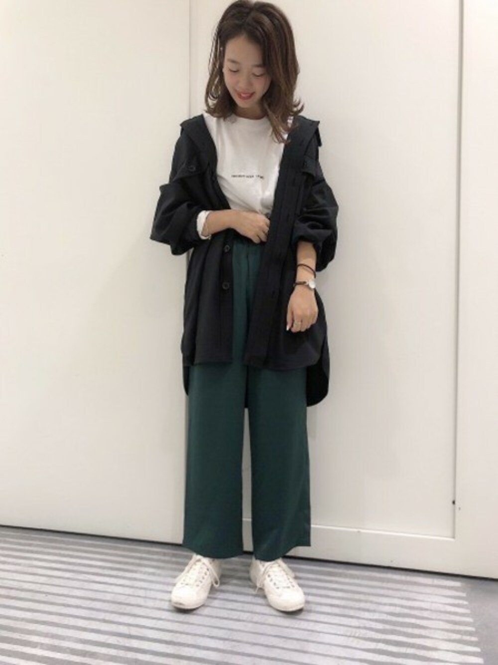 「ロゴT、ブラック、ホワイト、カラーパンツ、JEANASiS、ジーナシス、ワイドパンツ、サテンパンツ、シャツコート、ルーズシルエット」｜「JEANASISのフロントロゴロンTEE/807155（Tシャツ/カットソー、ホワイト系）」を使った、SAAYANさん（レディース・166cm）の秋コーディネートの1枚目の写真