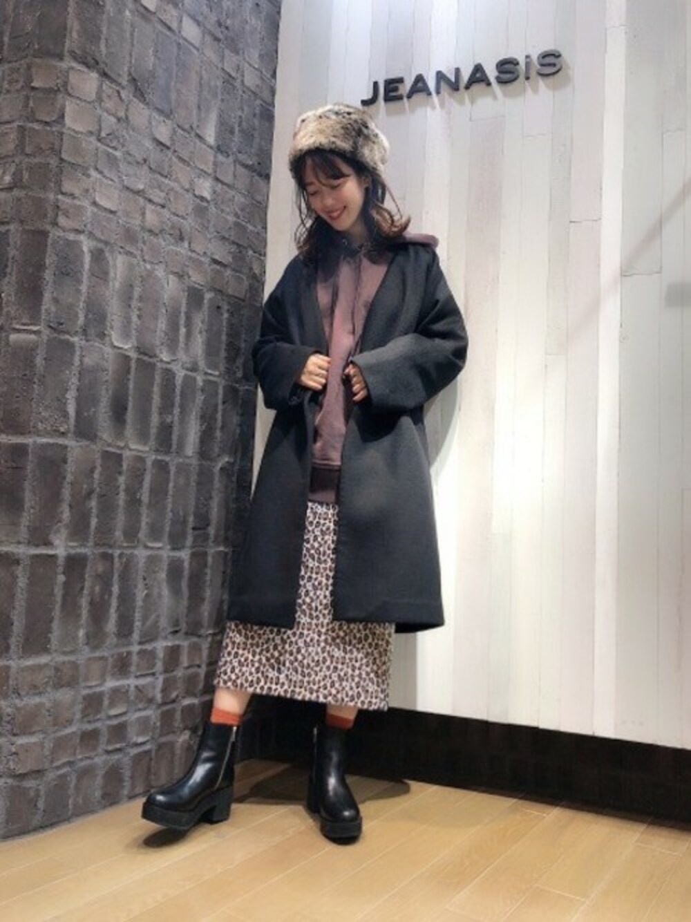 「ブーツ、レオパード、パーカー、ペンシルスカート、JEANASiS、冬コーデ、ジーナシス、ノーカラーコート、ファー小物、フーディー」｜「JEANASISのノーカラーコート/806050（ノーカラーコート、ブラック系）」を使った、SAAYANさん（レディース・166cm）の秋コーディネートの1枚目の写真