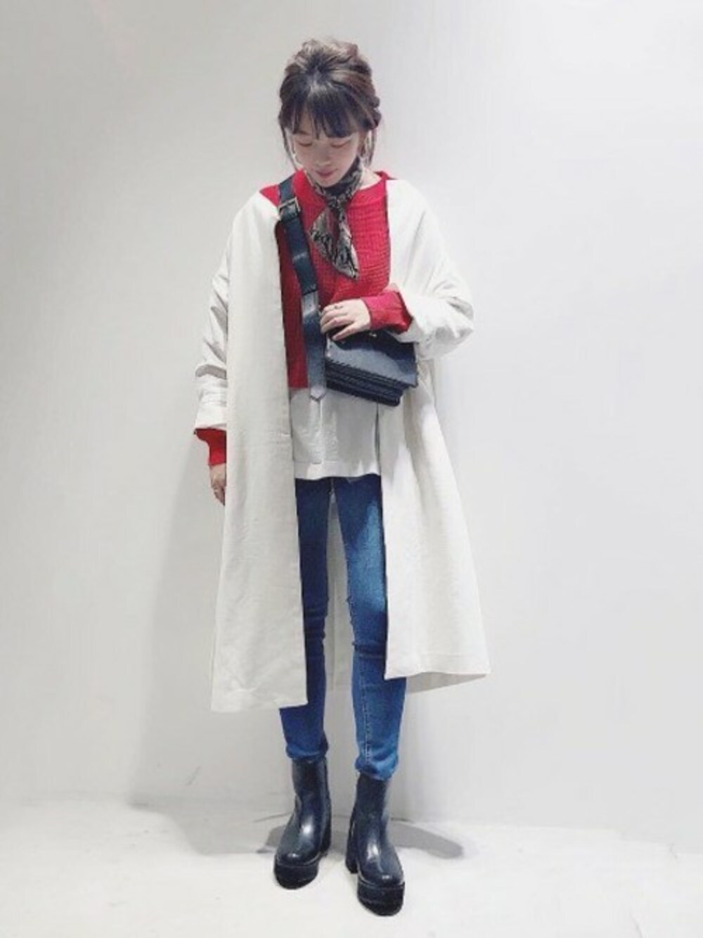 「デニム、JEANASiS、ジーナシス、スカーフ、ノーカラーコート、パイソン柄、赤ニット、スキニーデニム、春コーデ」｜「JEANASISのノーカラーコート/825326（ノーカラージャケット、ホワイト系）」を使った、SAAYANさん（レディース・166cm）の冬コーディネートの1枚目の写真