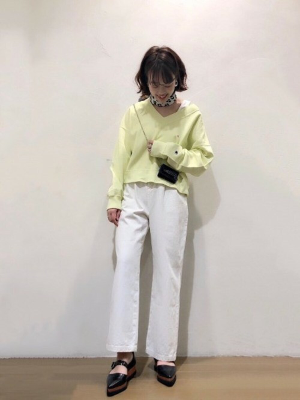 「スウェット、チャンピオン、JEANASiS、ジーナシス、ワイドパンツ、Champion、春コーデ、ストラップパンプス、ショート丈トップス、vネックスウェット」｜「JEANASISの【別注】ChampionVネックウラケプルオーバー/825287（スウェット、グリーン系）」を使った、SAAYANさん（レディース・166cm）の春コーディネートの1枚目の写真