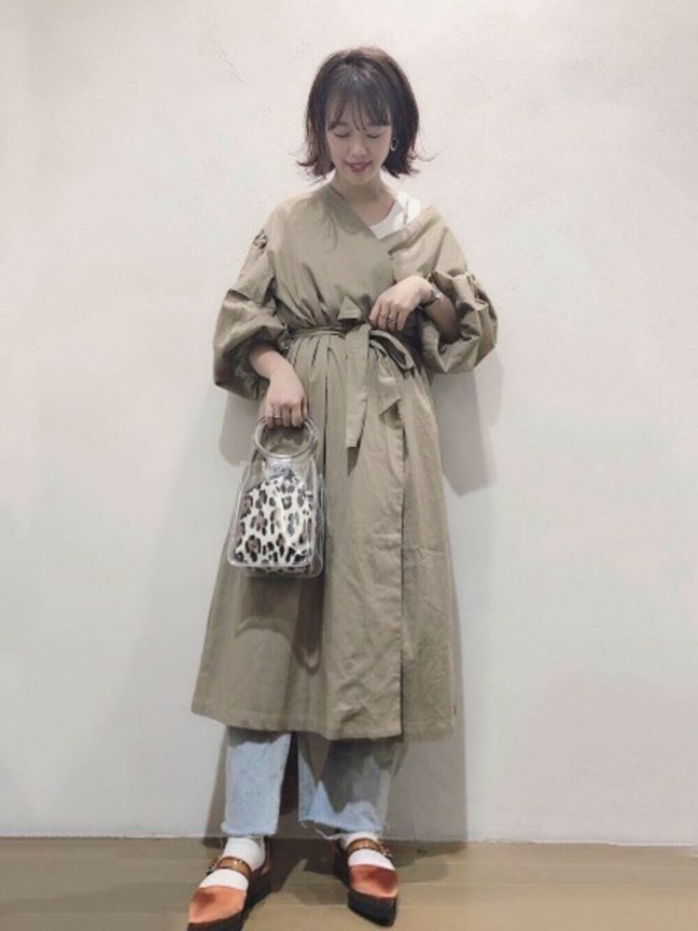 「レオパード柄、JEANASiS、ジーナシス、ダメージデニムパンツ、春コーデ、カジュアルコーデ、クリアバッグ、リネンワンピース、カジュアルワンピース、袖ボリュームワンピース」｜「JEANASISのパフスリーブデザインワンピース/824909（ワンピース、ブラウン系）」を使った、SAAYANさん（レディース・166cm）の春コーディネートの1枚目の写真