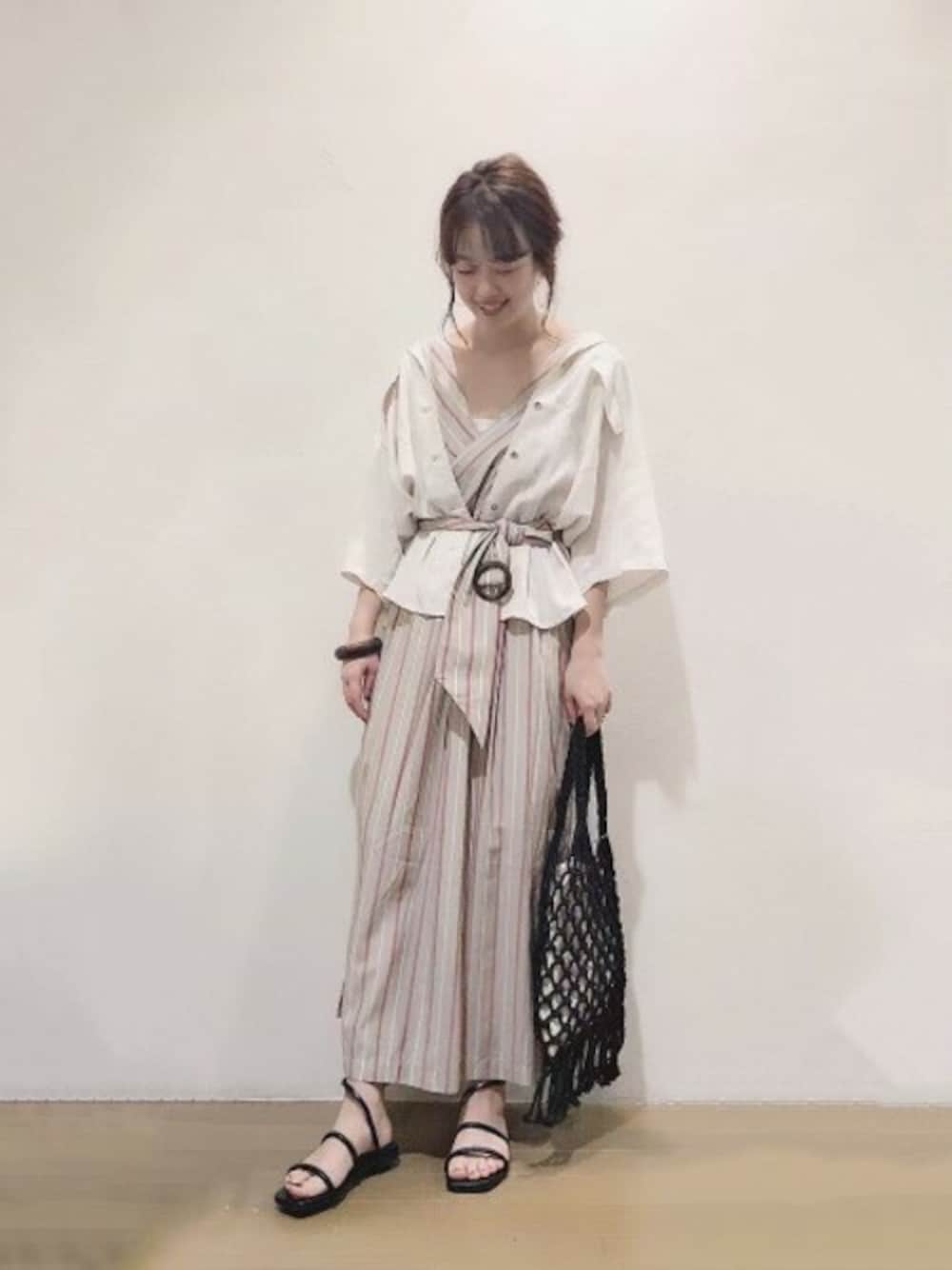 「ワントーンコーデ、JEANASiS、レイヤードスタイル、ジーナシス、サンダル、ストライプワンピース、夏コーデ、ビッグシャツ、カシュクールワンピース」｜「JEANASISのストライプワンピース/833599（ワンピース、ベージュ系）」を使った、SAAYANさん（レディース・166cm）の春コーディネートの1枚目の写真