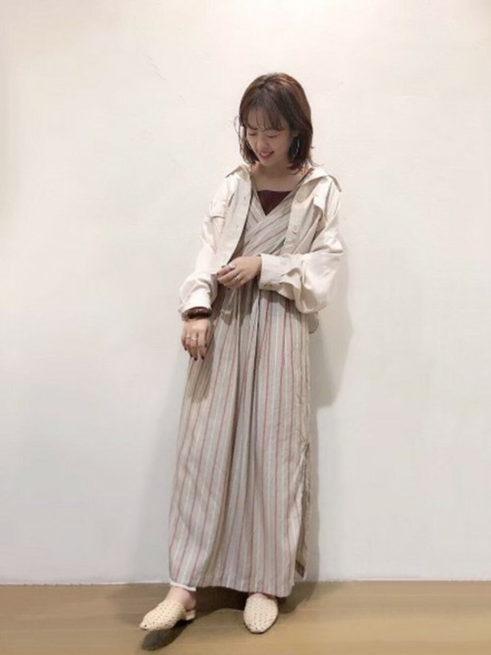 「ワントーンコーデ、JEANASiS、ジーナシス、シャツジャケット、ストライプワンピース、夏コーデ、カシュクールワンピース、ショートシャツ」｜「JEANASISのストライプワンピース/833599（ワンピース、ベージュ系）」を使った、SAAYANさん（レディース・166cm）の春コーディネートの1枚目の写真