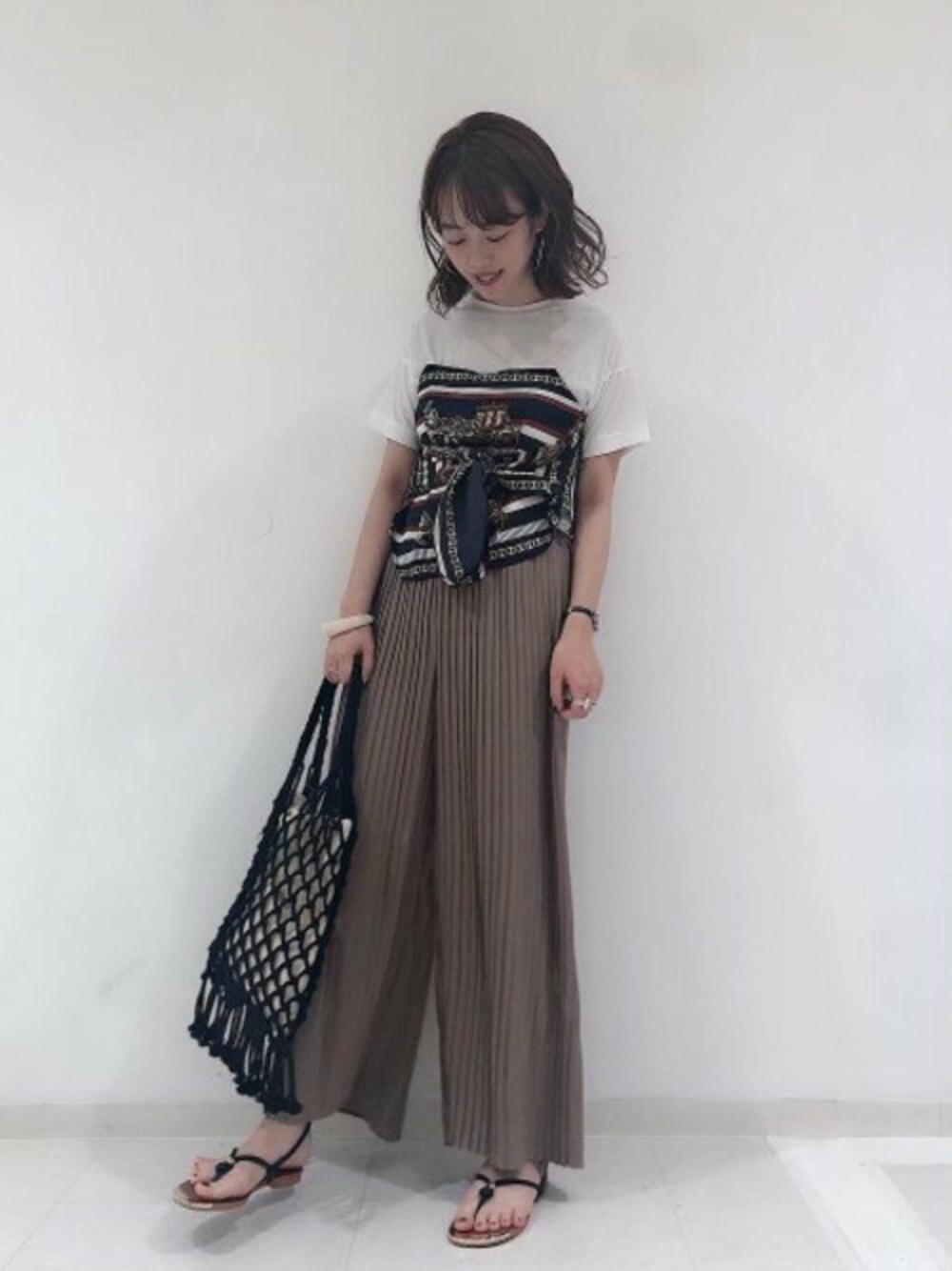 「JEANASiS、ジーナシス、ワイドパンツ、巾着バッグ、ベージュコーデ、夏コーデ、フラットサンダル、ビスチェ風、プリーツワイドパンツ、ビスチェT」｜「JEANASISのアソートスカーフビスチェTEE（Tシャツ/カットソー、ブルー系）」を使った、SAAYANさん（レディース・166cm）の夏コーディネートの1枚目の写真