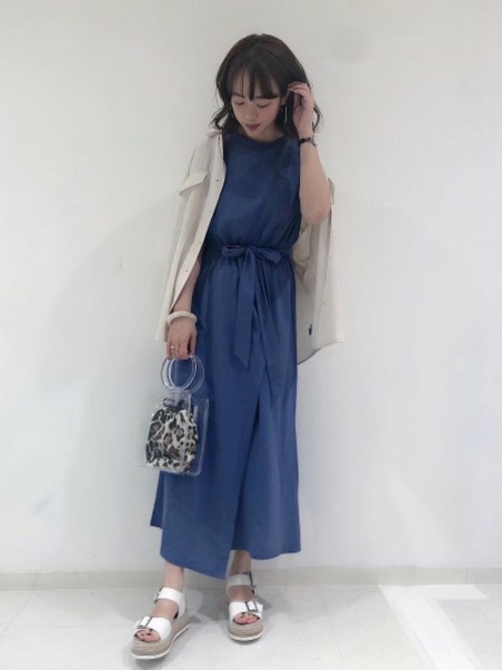 「JEANASiS、ジーナシス、巾着バッグ、シャツスタイル、夏コーデ、厚底サンダル、クリアバッグ、開襟シャツ、レイヤードワンピース、スリットワンピース」｜「JEANASISの【YOGA】レイヤード ワンピース/838022（ワンピース、ブルー系）」を使った、SAAYANさん（レディース・166cm）の夏コーディネートの1枚目の写真
