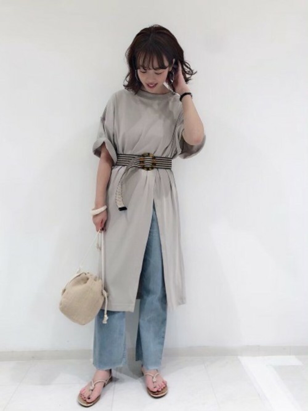 「JEANASiS、ジーナシス、ウエストマーク、巾着バッグ、カジュアルコーデ、フラットサンダル、ワイドデニム、スリットワンピース、淡色デニム」｜「JEANASISのワンサイドスリットロングＴ/838973（Tシャツ/カットソー、ベージュ系）」を使った、SAAYANさん（レディース・166cm）の夏コーディネートの1枚目の写真