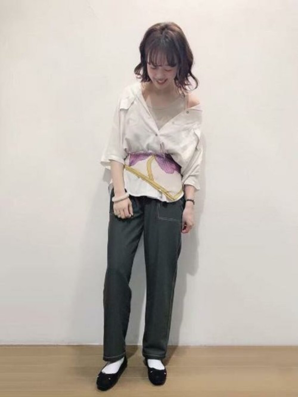 「JEANASiS、フラットシューズ、ジーナシス、ウエストマーク、ハイウエストパンツ、カーキ×ホワイト、スカーフアレンジ、カイキンシャツ、半袖シャツコーデ」｜「JEANASISのミリタリーシャツSS/833646（シャツ/ブラウス、ホワイト系）」を使った、SAAYANさん（レディース・166cm）の夏コーディネートの1枚目の写真