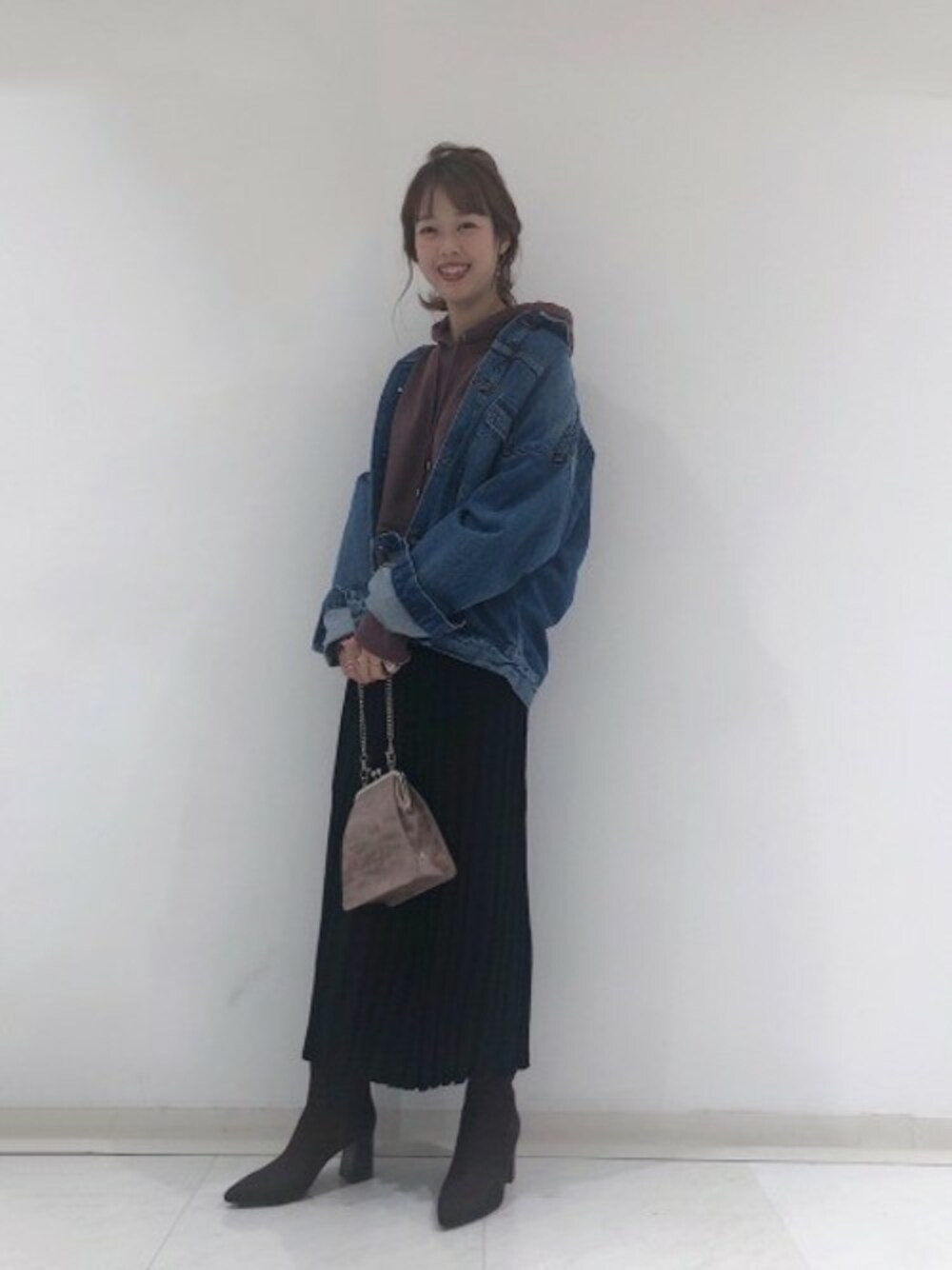 「JEANASiS、ジーナシス、オーバーサイズ、Gジャン、ニットスカート、プリーツスカート、ポインテッドトゥ、ミニバッグ、フーディー、ショートフーディー」｜「JEANASISのJean Jumper/848618（デニムジャケット、ブルー系）」を使った、SAAYANさん（レディース・166cm）の秋コーディネートの1枚目の写真