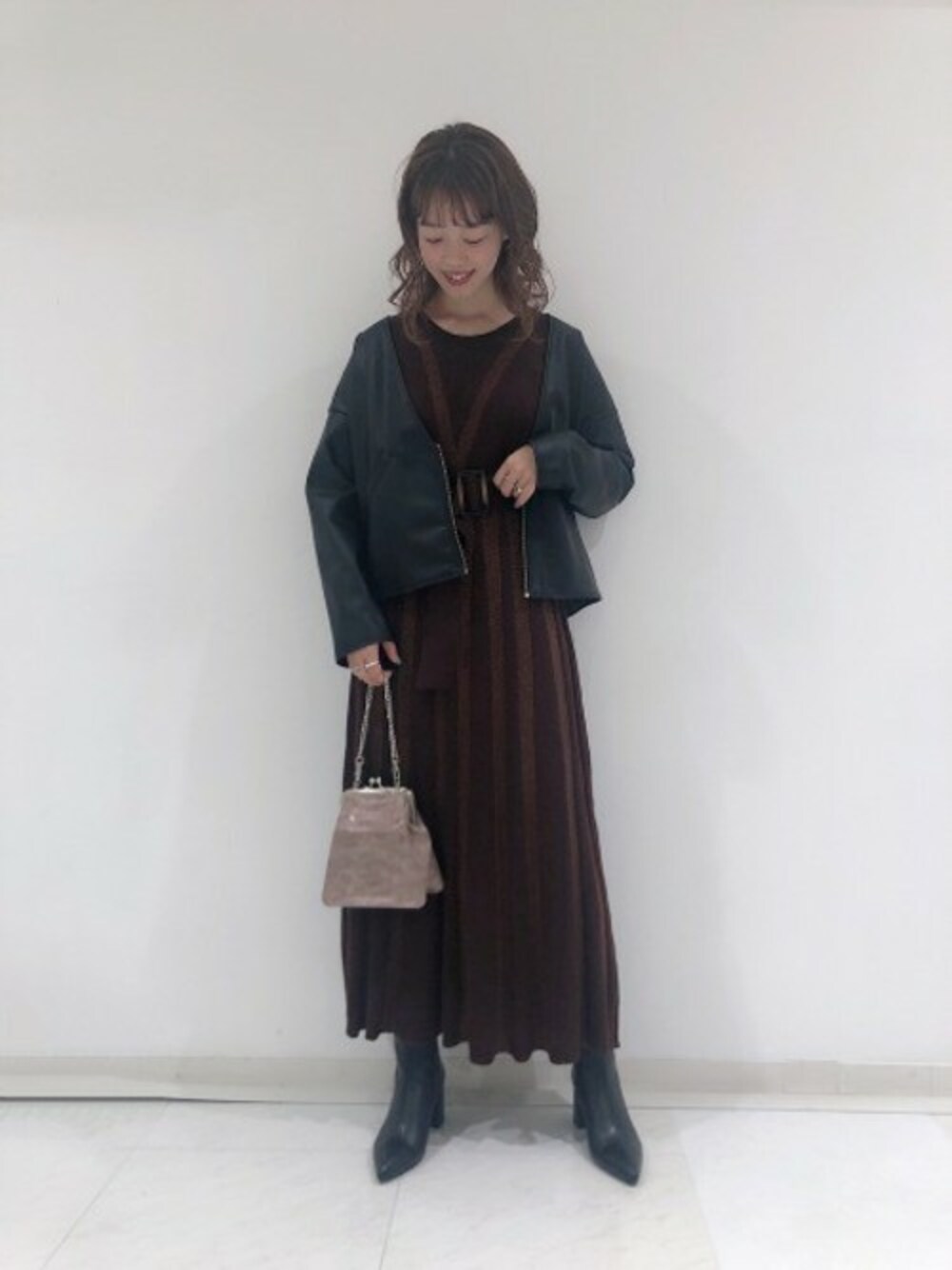 「レザージャケット、JEANASiS、ニットワンピース、ジーナシス、ミドルブーツ、ポインテッドトゥ、秋コーデ、ブラック×ブラウン、ノーカラーレザージャケット」｜「JEANASISの【LIMITED】Lether Shortジャケット/848290（ブルゾン、ブラック系）」を使った、SAAYANさん（レディース・166cm）の秋コーディネートの1枚目の写真