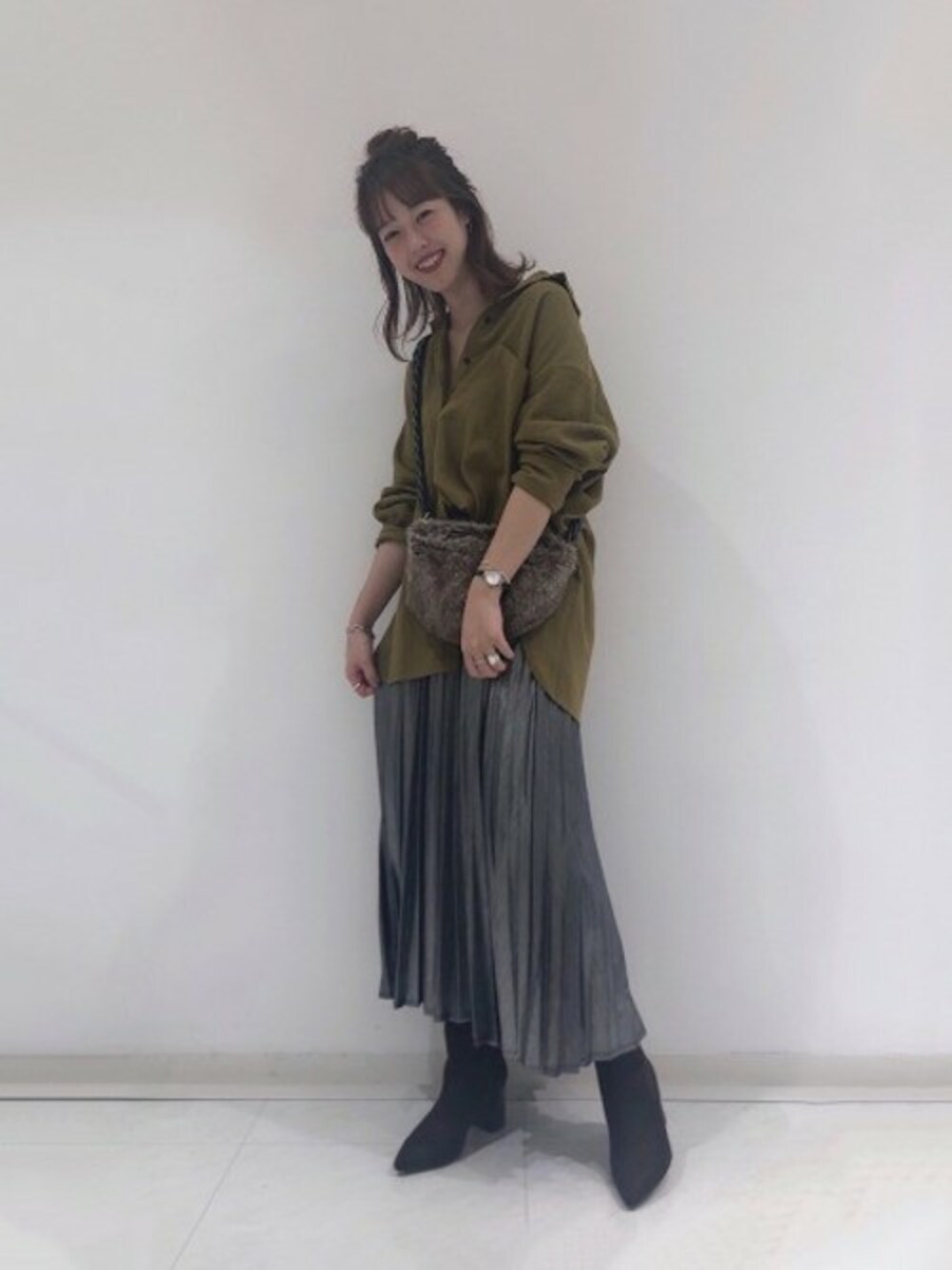 「ブーツ、JEANASiS、ジーナシス、プリーツスカート、ポインテッドトゥ、ファー小物、グリッター、リネンシャツ、抜き襟、ウエストBAG」｜「JEANASISのウールリネンシャツLS/853553（シャツ/ブラウス、イエロー系）」を使った、SAAYANさん（レディース・166cm）の秋コーディネートの1枚目の写真