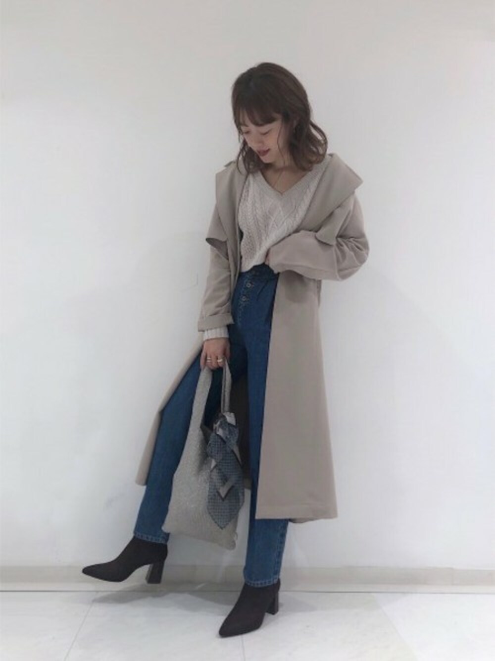 「トレンチコート、ハイウエストデニム、JEANASiS、ジーナシス、デニムパンツ、秋コーデ、ベージュのトレンチコート、トレンチ×デニム、ニットトート、プリーツトレンチ」｜「JEANASISの【WEB限定】シャイニープリーツトレンチ/842946（トレンチコート、ベージュ系）」を使った、SAAYANさん（レディース・166cm）の秋コーディネートの1枚目の写真