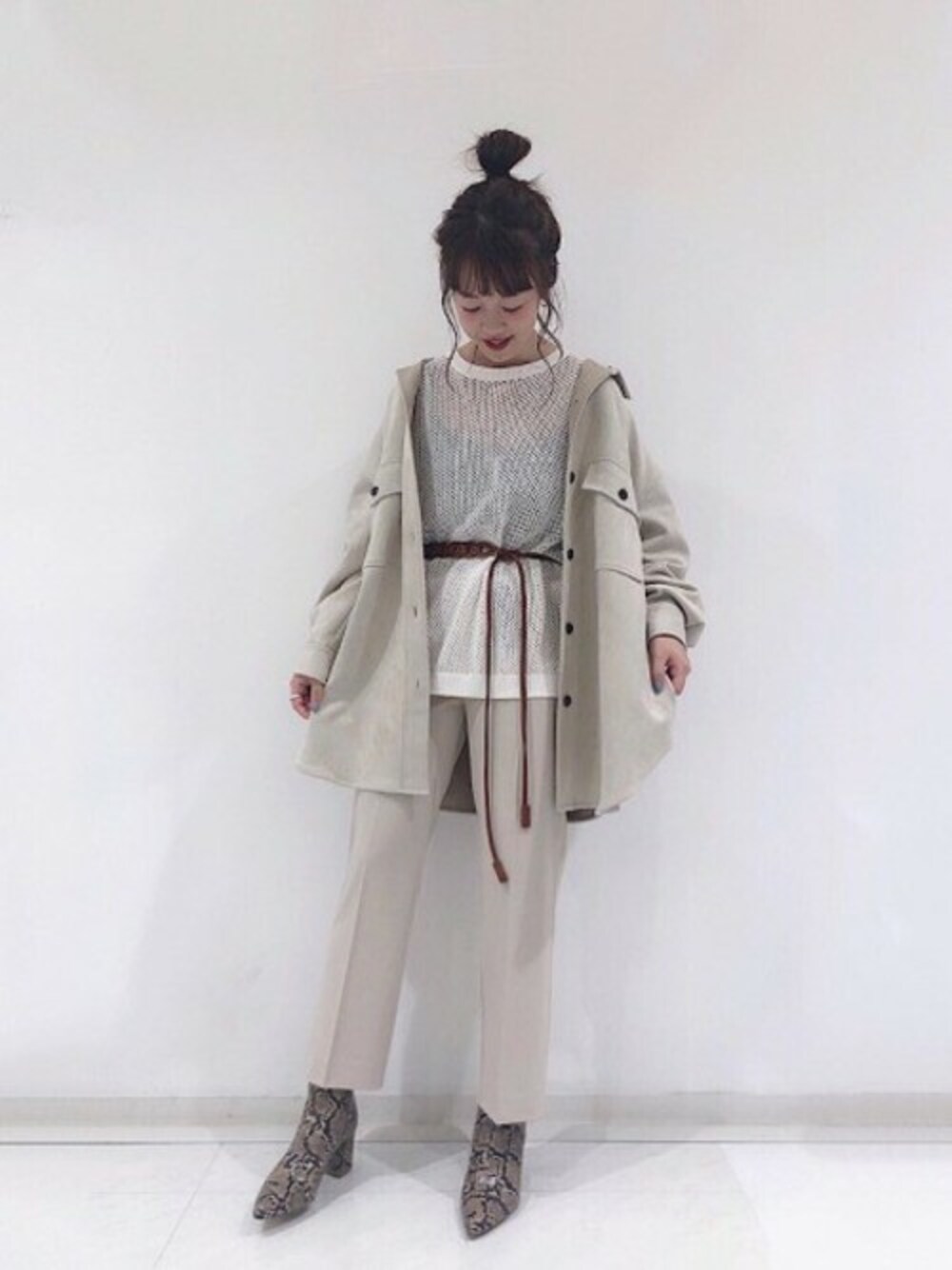 「ワントーンコーデ、スラックス、JEANASiS、ジーナシス、ウエストマーク、パイソン柄、メッシュニット、シャツコート、シアーニット、スエードジャケット」｜「JEANASISのスエードライクBIGシャツLS/855054（シャツ/ブラウス、ホワイト系）」を使った、SAAYANさん（レディース・166cm）の秋コーディネートの1枚目の写真