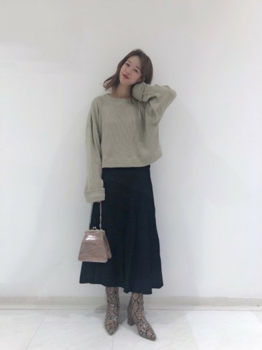 「スカート、ブーツ、クラッチバッグ、秋のコーデ、JEANASiS、ジーナシス、パイソン柄、ショート丈ニット、デザイントップス」｜「JEANASISのオニリブショートプルオーバー/857588（Tシャツ/カットソー、グリーン系）」を使った、SAAYANさん（レディース・166cm）の秋コーディネートの1枚目の写真