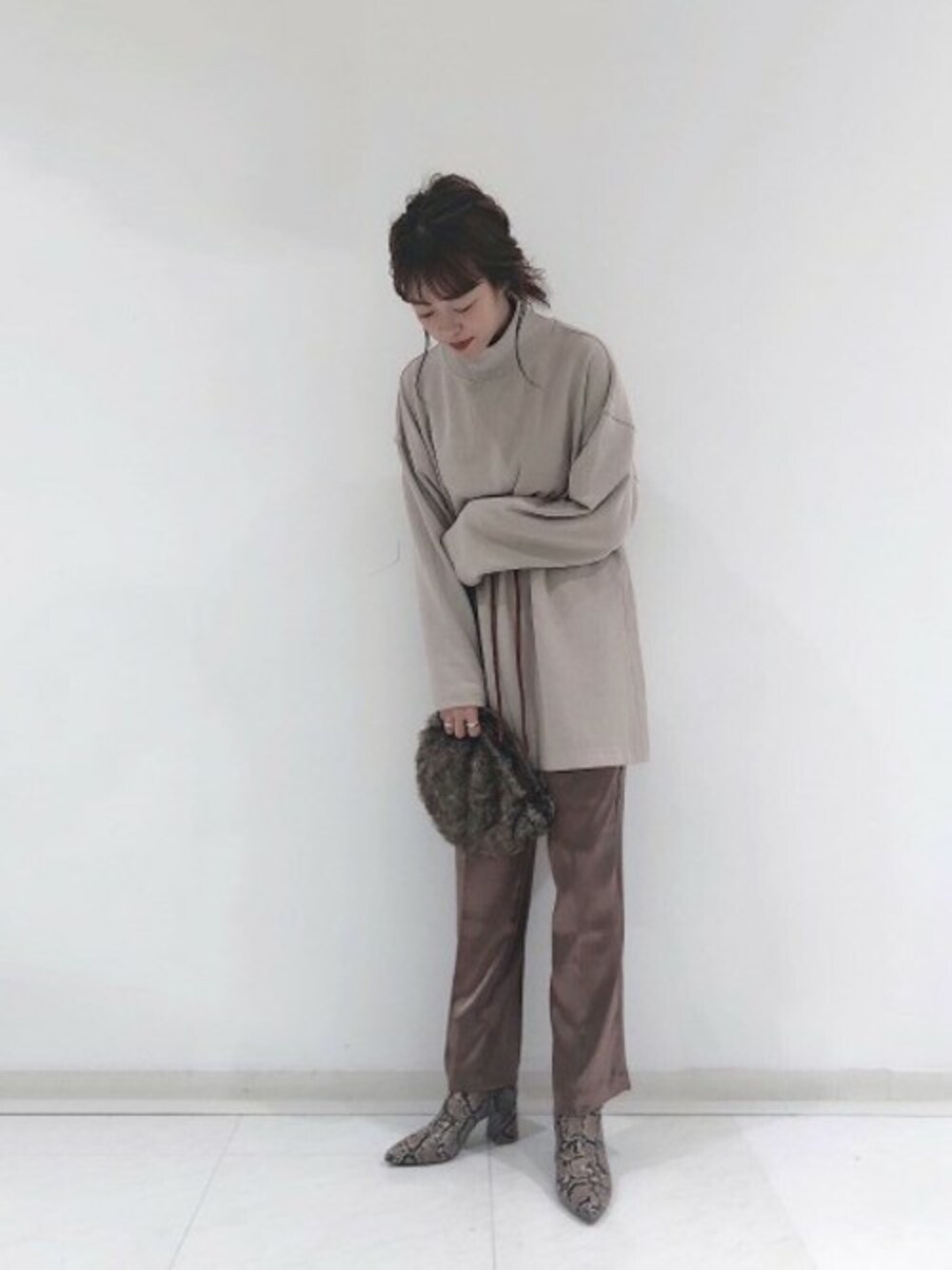 「スウェット、秋のコーデ、ハイネック、JEANASiS、ジーナシス、裏毛、ウエストマーク、サテンパンツ、パイソン柄、ファーbag」｜「JEANASISのハイネックロングウラケプルオーバー/857587（スウェット、ベージュ系）」を使った、SAAYANさん（レディース・166cm）の秋コーディネートの1枚目の写真