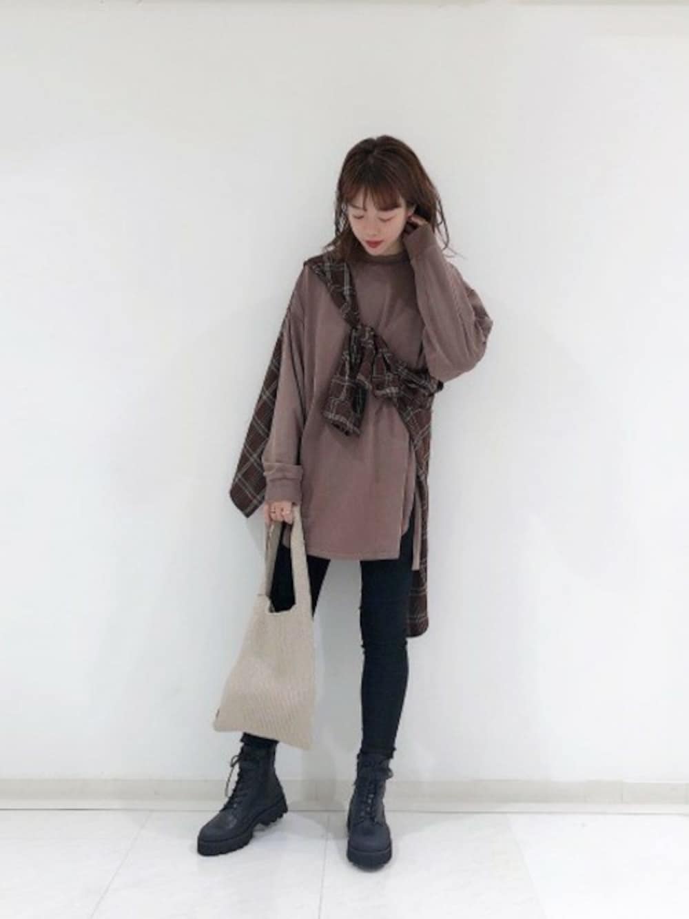 「ネルシャツ、JEANASiS、ジーナシス、ロンT、スキニーデニム、ビッグTシャツ、ニットバッグ、ななめがけ、秋コーデ、ビガーブーツ」｜「JEANASISのシャツテイルBIGロンT/826709（Tシャツ/カットソー、ブラウン系）」を使った、SAAYANさん（レディース・166cm）の秋コーディネートの1枚目の写真