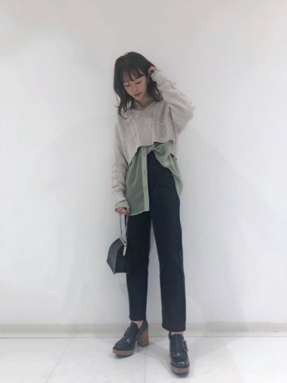 「ローファー、JEANASiS、ケーブルニット、ジーナシス、ミントグリーン、シアーシャツ、がま口バッグ、秋コーデ、シャツレイヤード」｜「JEANASISの7GケーブルショートVネックニット/848055（ニット/セーター、グレー系）」を使った、SAAYANさん（レディース・166cm）の秋コーディネートの1枚目の写真