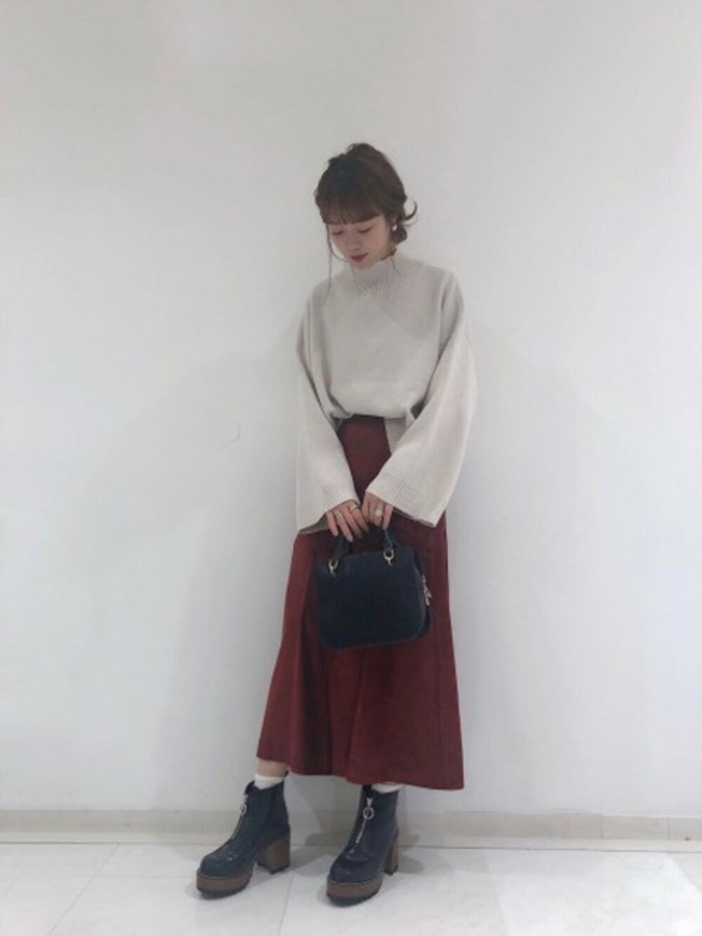 「JEANASiS、冬コーデ、ジーナシス、ロングスカート、ハイネックニット、ヒールブーツ、ショートニット、フェイクスエード、スタイルアップコーデ」｜「JEANASISのWフェイスハイネックショートニット/842727（ニット/セーター、ホワイト系）」を使った、SAAYANさん（レディース・166cm）の秋コーディネートの1枚目の写真