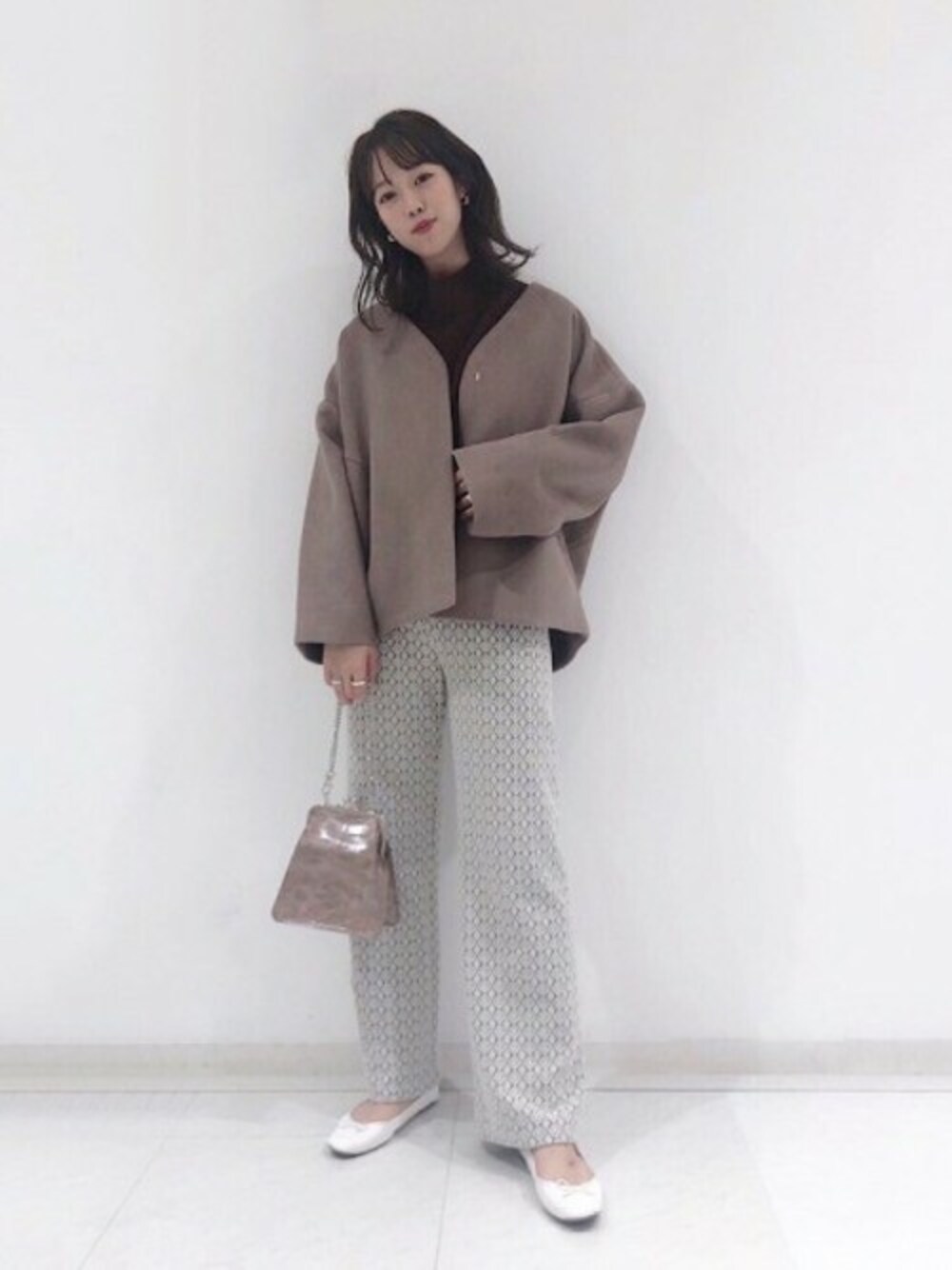 「ワントーンコーデ、JEANASiS、フラットシューズ、冬コーデ、ジーナシス、ノーカラーコート、ハイネックニット、ジャガードニット、ベージュコート、がま口バッグ」｜「JEANASISのショートビーバーハーフノーカラーコート/839533（その他アウター、ブラウン系）」を使った、SAAYANさん（レディース・166cm）の秋コーディネートの1枚目の写真