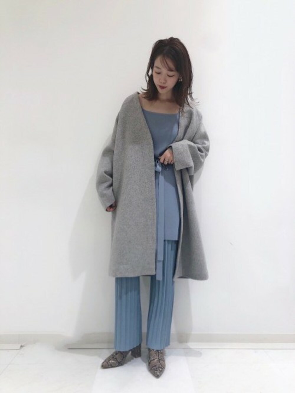 「JEANASiS、ウールコート、冬コーデ、ジーナシス、ロングコート、ノーカラーコート、パイソン柄、ポインテッドトゥ、グレー×ブルー、ニットアップ」｜「JEANASISのミニマルニットセットアップ/858863（ニット/セーター、ブルー系）」を使った、SAAYANさん（レディース・166cm）の秋コーディネートの1枚目の写真
